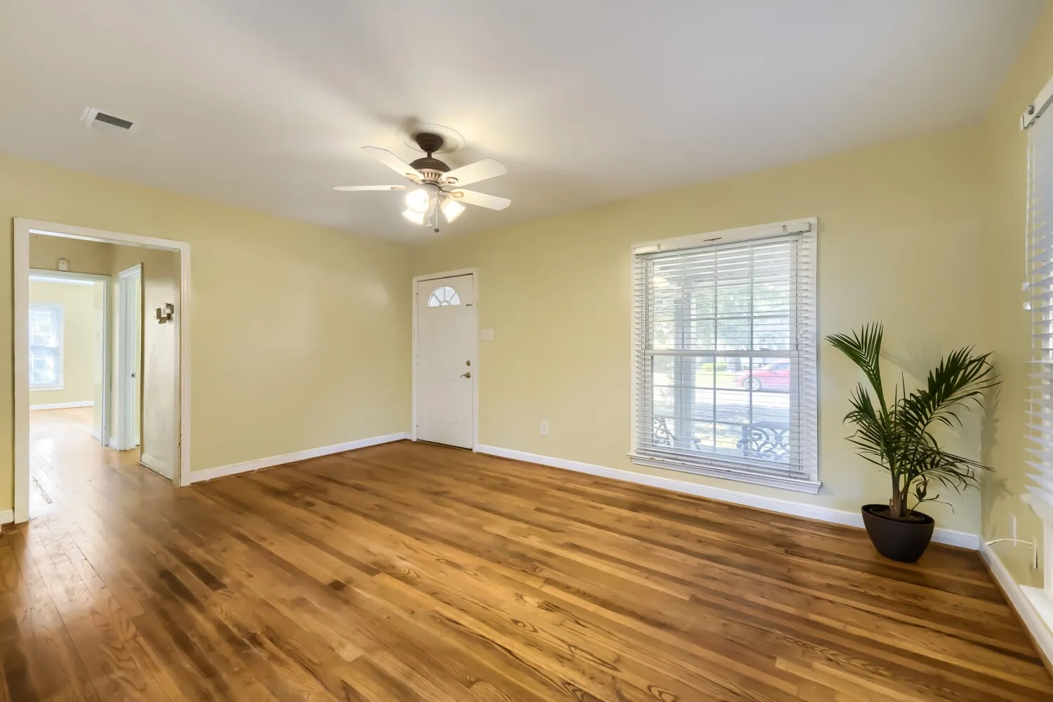 Single Family Residence For Rent in Dallas County , 5108 Parkland Avenue, Dallas, Texas 75235, 3 Bedroom, 1 Bathroom, 1 Garage spaces, 1,267 Sqft, built in 1945, mls#21373770, Real Estate Agent in Dallas, Homes For Rent in Dallas county, Homes For Rent in Dallas, Realtor in Dallas Texas, Real Estate Brokerage Independent Realty Texas, Luminita Cordes Realtor