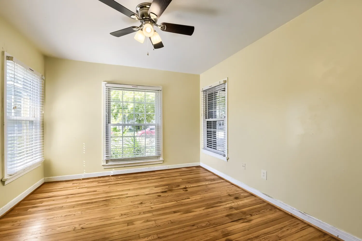 Single Family Residence For Rent in Dallas County , 5108 Parkland Avenue, Dallas, Texas 75235, 3 Bedroom, 1 Bathroom, 1 Garage spaces, 1,267 Sqft, built in 1945, mls#21373770, Real Estate Agent in Dallas, Homes For Rent in Dallas county, Homes For Rent in Dallas, Realtor in Dallas Texas, Real Estate Brokerage Independent Realty Texas, Luminita Cordes Realtor