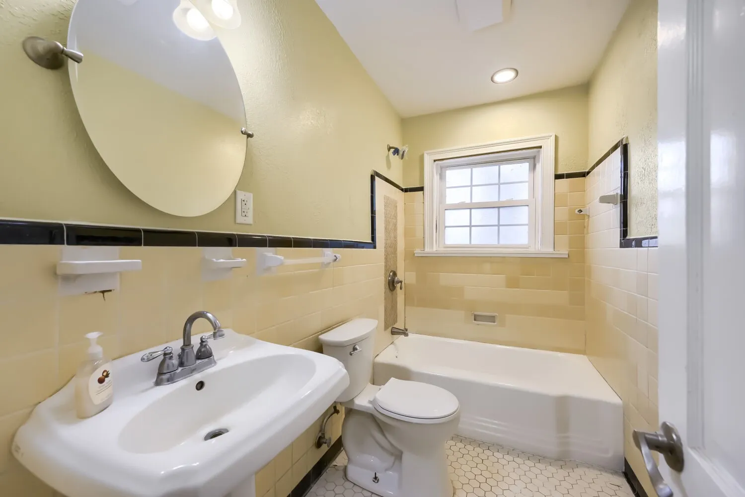 Single Family Residence For Rent in Dallas County , 5108 Parkland Avenue, Dallas, Texas 75235, 3 Bedroom, 1 Bathroom, 1 Garage spaces, 1,267 Sqft, built in 1945, mls#21373770, Real Estate Agent in Dallas, Homes For Rent in Dallas county, Homes For Rent in Dallas, Realtor in Dallas Texas, Real Estate Brokerage Independent Realty Texas, Luminita Cordes Realtor