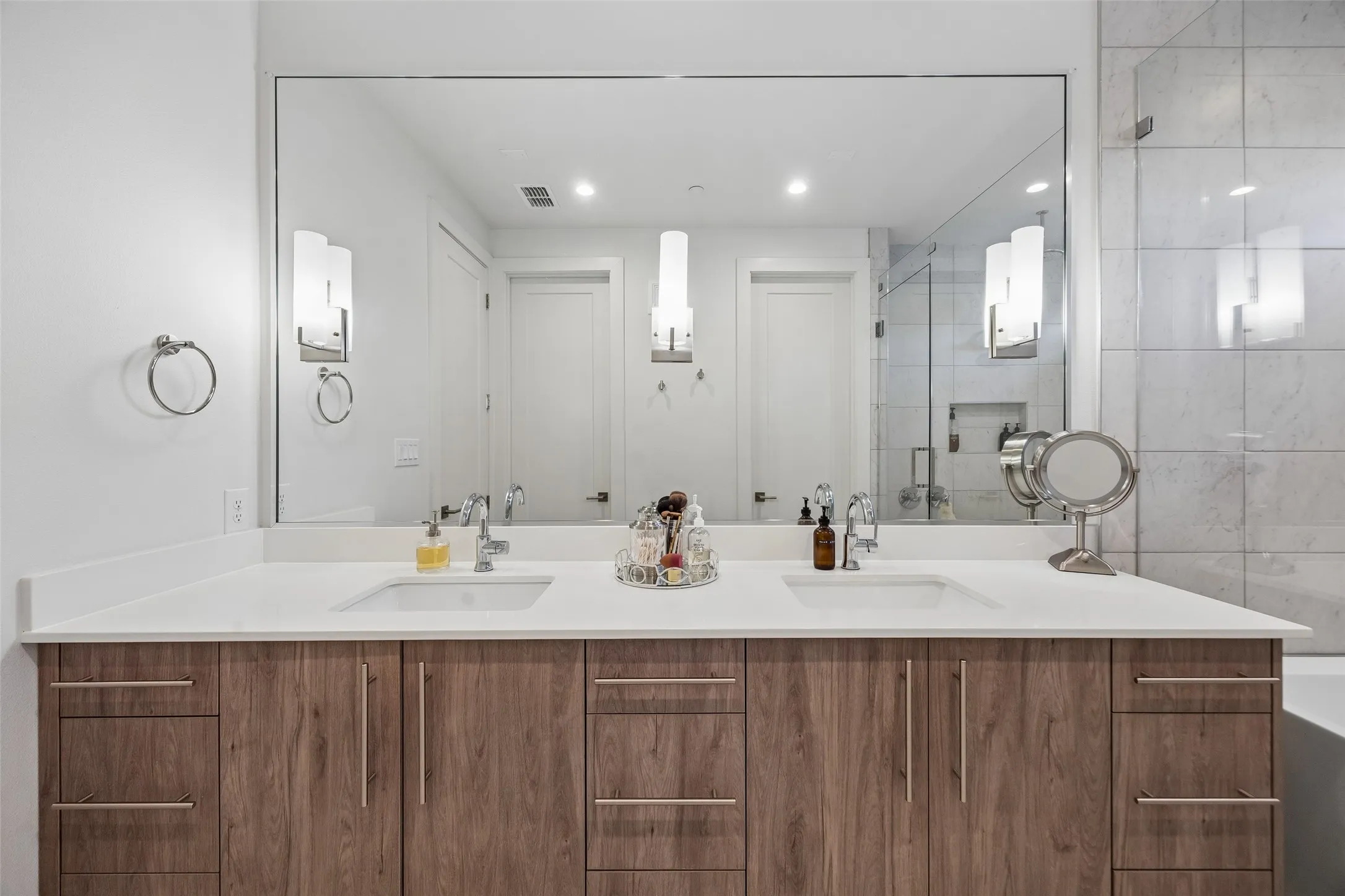 Condominium For Sale in Dallas County , 4726 Manett Street 103, Dallas, Texas 75204, 2 Bedroom, 3 Bathroom, 2 Garage spaces, 1,619 Sqft, built in 2019, mls#21373801, Real Estate Agent in Dallas, Homes For Sale in Dallas county, Homes For Sale in Dallas, Realtor in Dallas Texas, Real Estate Brokerage Independent Realty Texas, Luminita Cordes Realtor