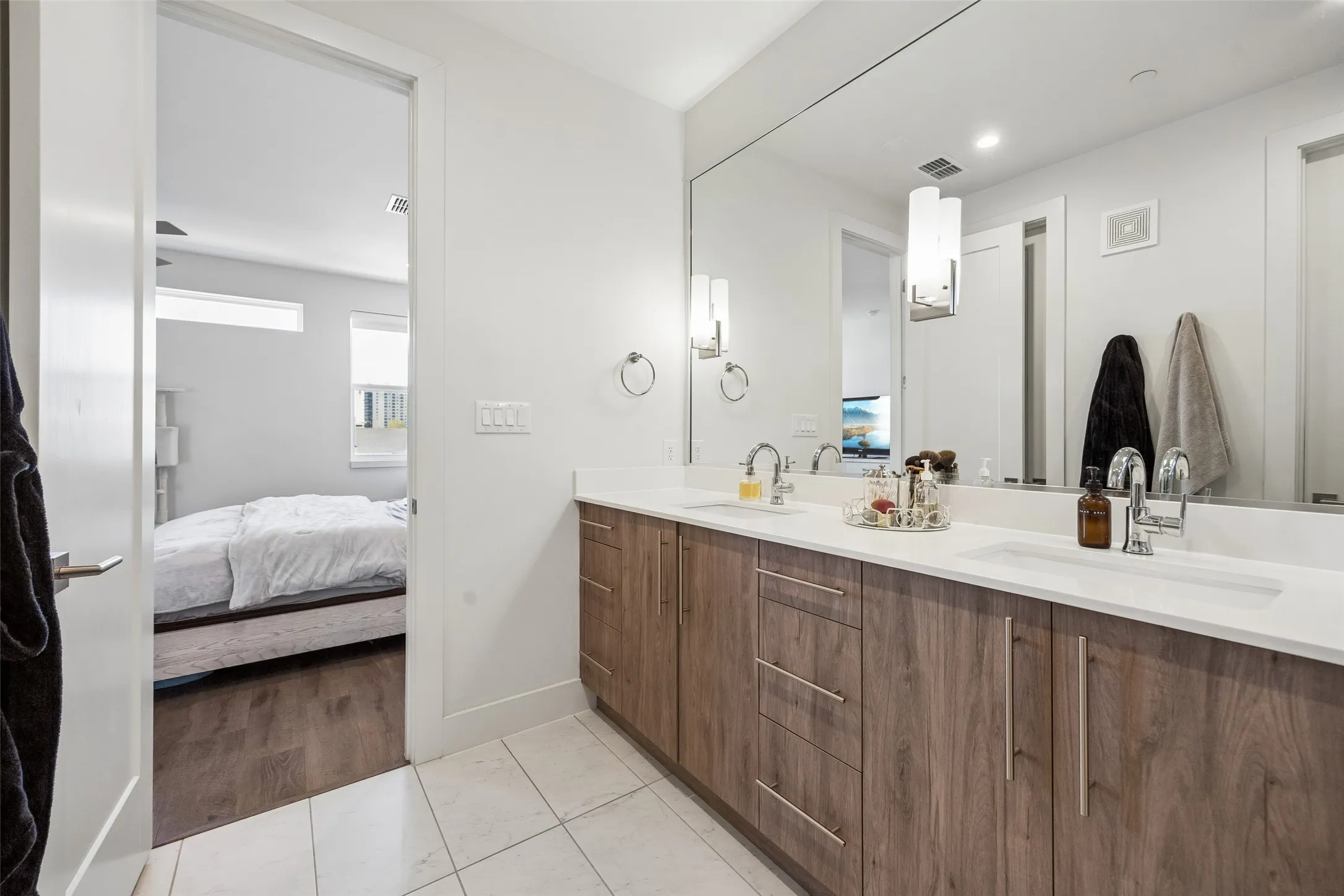 Condominium For Sale in Dallas County , 4726 Manett Street 103, Dallas, Texas 75204, 2 Bedroom, 3 Bathroom, 2 Garage spaces, 1,619 Sqft, built in 2019, mls#21373801, Real Estate Agent in Dallas, Homes For Sale in Dallas county, Homes For Sale in Dallas, Realtor in Dallas Texas, Real Estate Brokerage Independent Realty Texas, Luminita Cordes Realtor