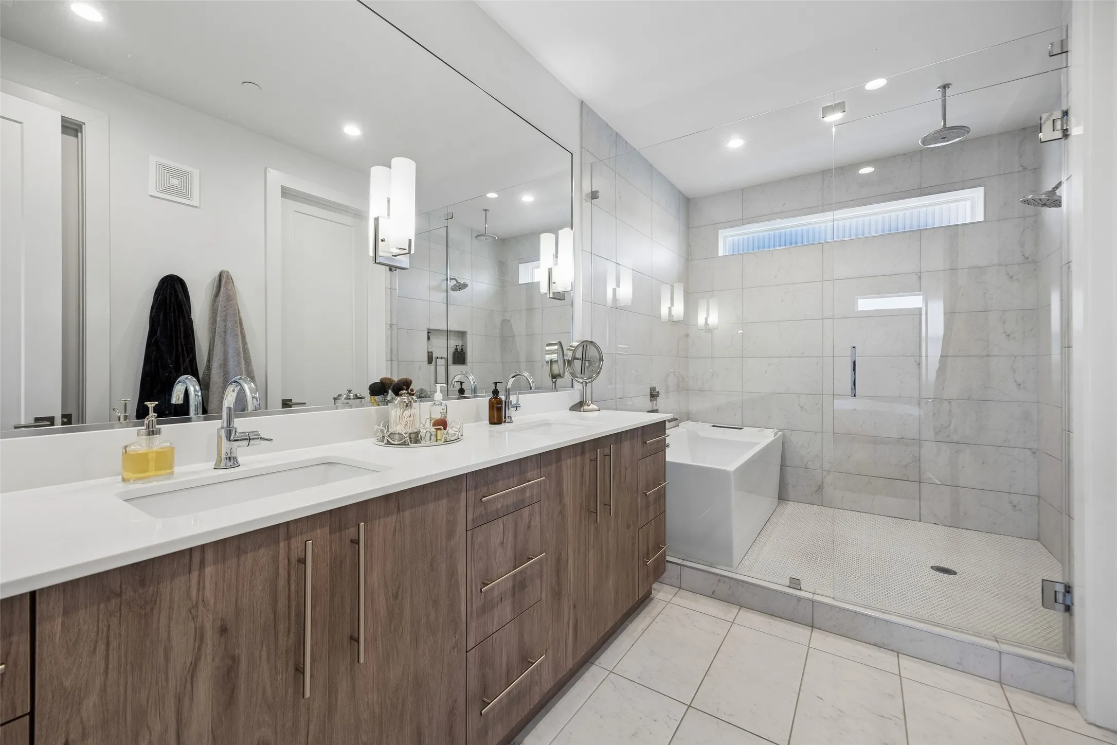 Condominium For Sale in Dallas County , 4726 Manett Street 103, Dallas, Texas 75204, 2 Bedroom, 3 Bathroom, 2 Garage spaces, 1,619 Sqft, built in 2019, mls#21373801, Real Estate Agent in Dallas, Homes For Sale in Dallas county, Homes For Sale in Dallas, Realtor in Dallas Texas, Real Estate Brokerage Independent Realty Texas, Luminita Cordes Realtor