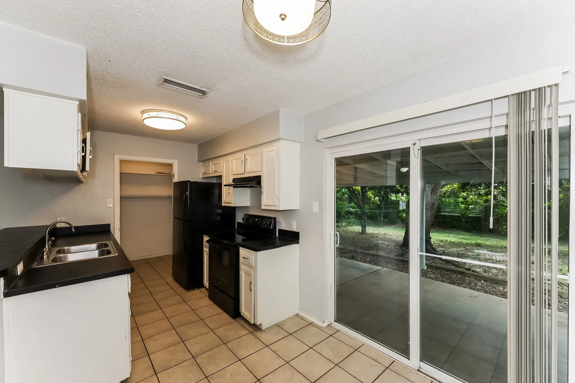 Single Family Residence For Rent in Dallas County , 738 Lisa Lane, Cedar Hill, Texas 75104, 3 Bedroom, 2 Bathroom, 1 Garage spaces, 1,110 Sqft, built in 1972, mls#21373804, Real Estate Agent in Cedar Hill, Homes For Rent in Dallas county, Homes For Rent in Cedar Hill, Realtor in Cedar Hill Texas, Real Estate Brokerage Independent Realty Texas, Luminita Cordes Realtor