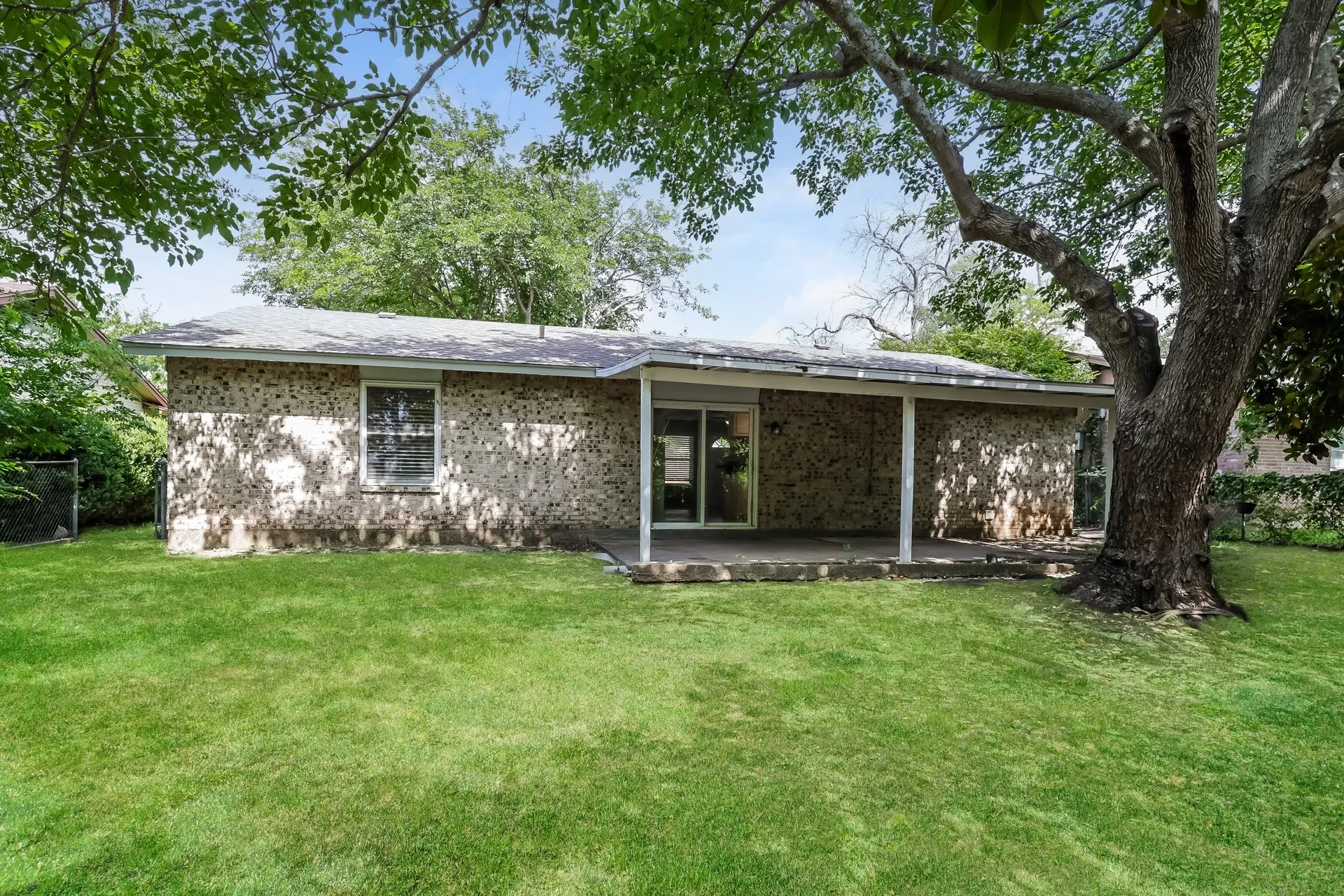 Single Family Residence For Rent in Dallas County , 738 Lisa Lane, Cedar Hill, Texas 75104, 3 Bedroom, 2 Bathroom, 1 Garage spaces, 1,110 Sqft, built in 1972, mls#21373804, Real Estate Agent in Cedar Hill, Homes For Rent in Dallas county, Homes For Rent in Cedar Hill, Realtor in Cedar Hill Texas, Real Estate Brokerage Independent Realty Texas, Luminita Cordes Realtor