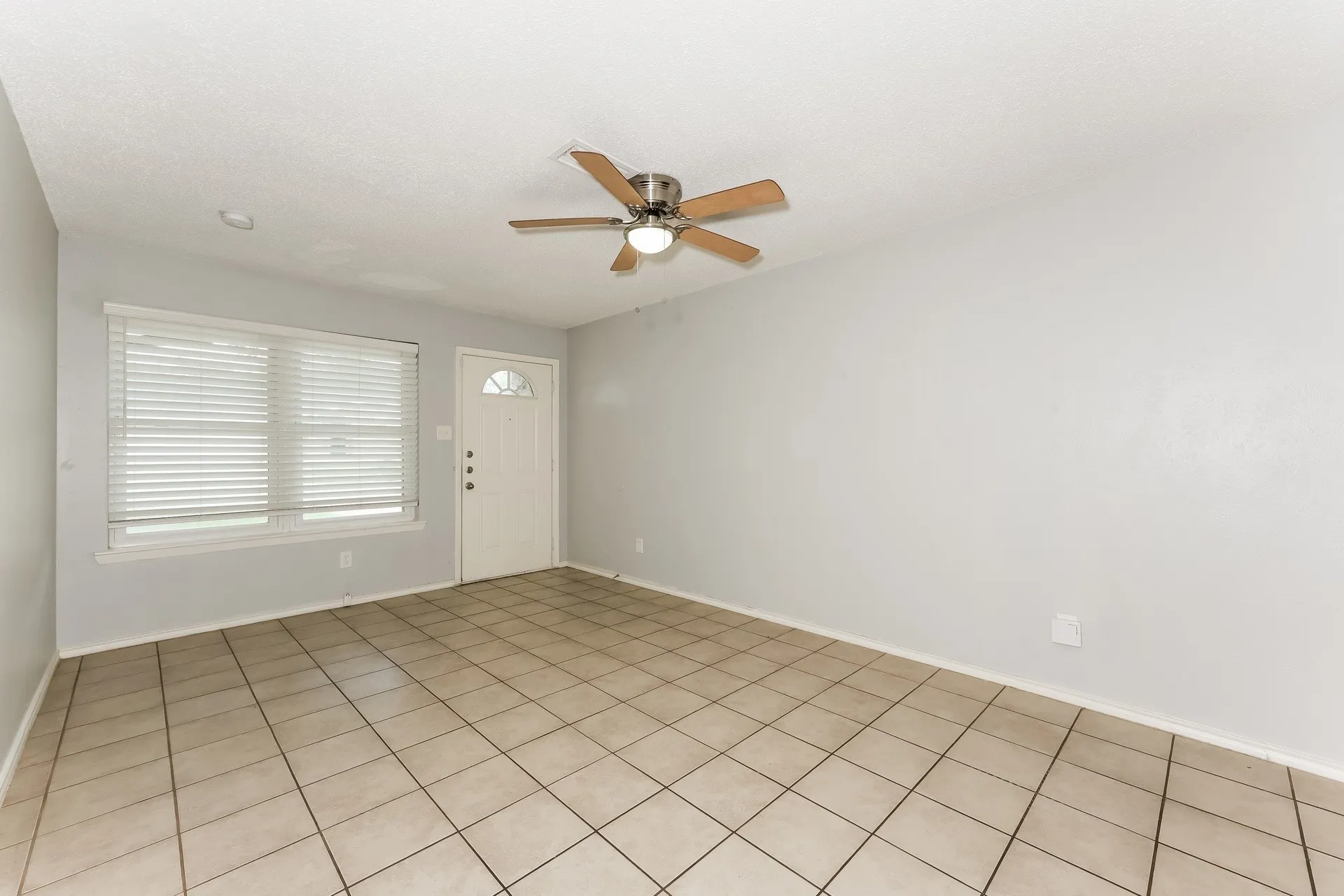 Single Family Residence For Rent in Dallas County , 738 Lisa Lane, Cedar Hill, Texas 75104, 3 Bedroom, 2 Bathroom, 1 Garage spaces, 1,110 Sqft, built in 1972, mls#21373804, Real Estate Agent in Cedar Hill, Homes For Rent in Dallas county, Homes For Rent in Cedar Hill, Realtor in Cedar Hill Texas, Real Estate Brokerage Independent Realty Texas, Luminita Cordes Realtor