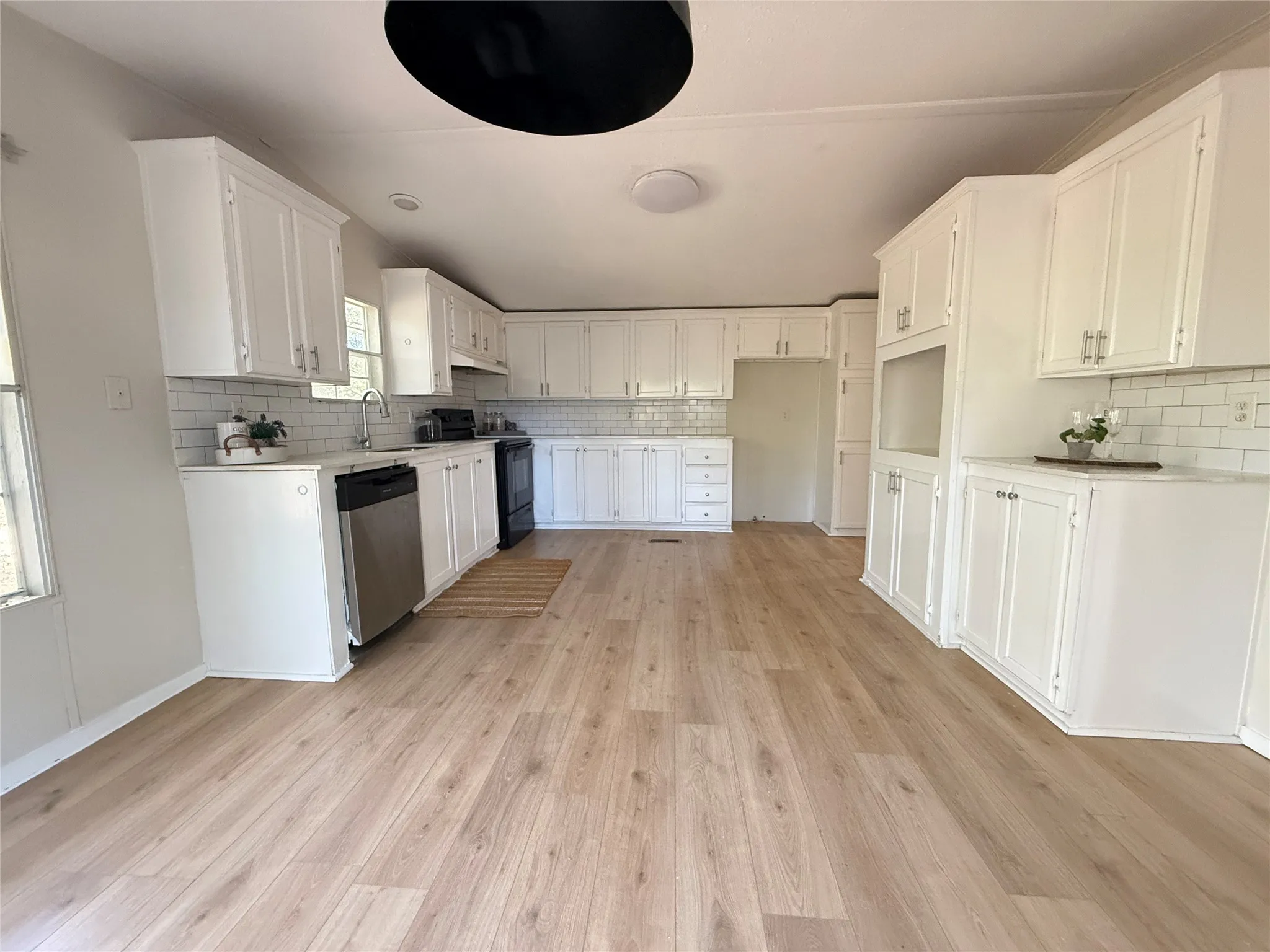Manufactured Home For Sale in Hunt County , 303 Horseman S Road, Greenville, Texas 75401, 3 Bedroom, 2 Bathroom, Garage spaces, 2,128 Sqft, built in 1996, mls#21373771, Real Estate Agent in Greenville, Homes For Sale in Hunt county, Homes For Sale in Greenville, Realtor in Greenville Texas, Real Estate Brokerage Independent Realty Texas, Luminita Cordes Realtor