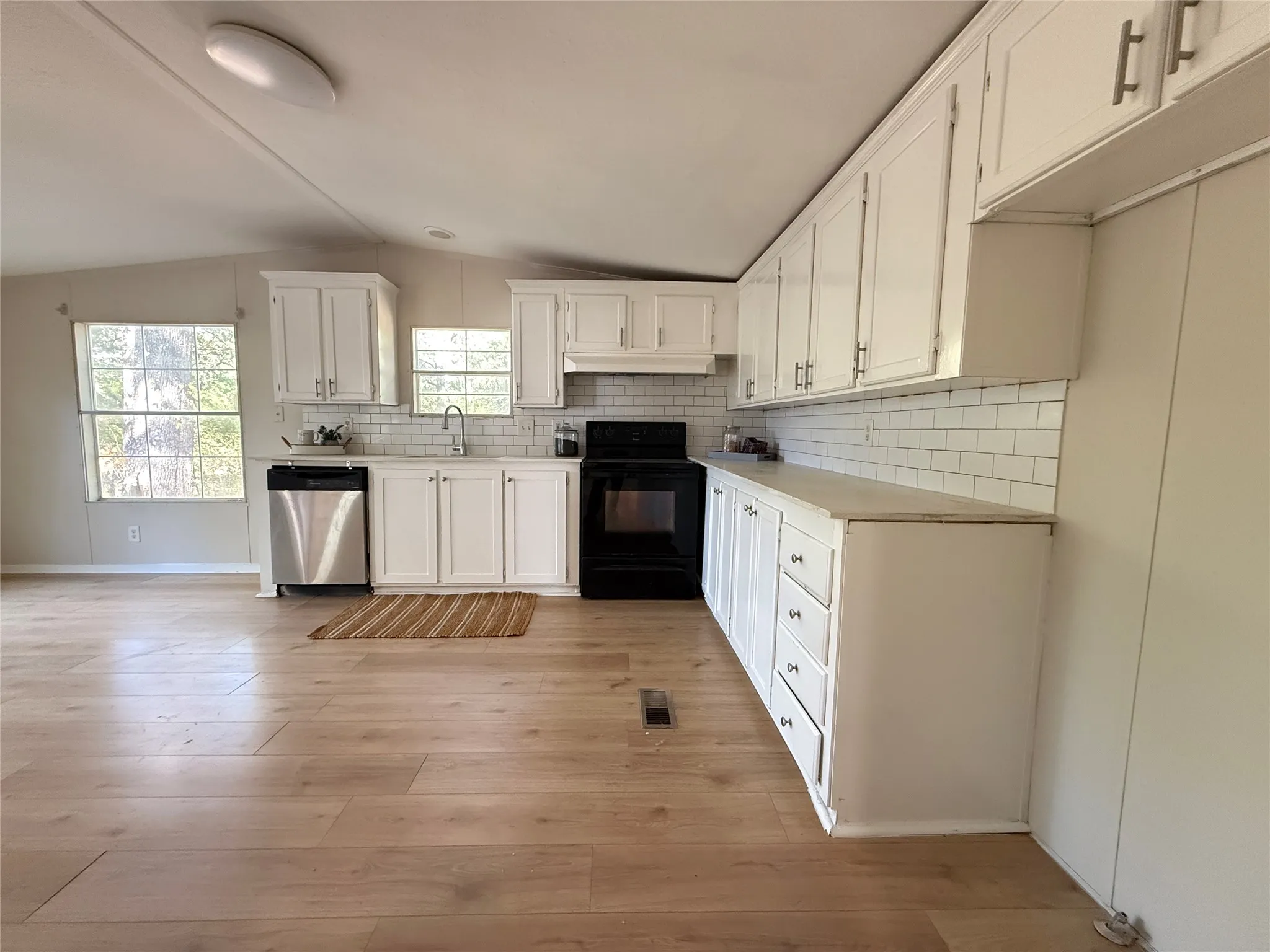 Manufactured Home For Sale in Hunt County , 303 Horseman S Road, Greenville, Texas 75401, 3 Bedroom, 2 Bathroom, Garage spaces, 2,128 Sqft, built in 1996, mls#21373771, Real Estate Agent in Greenville, Homes For Sale in Hunt county, Homes For Sale in Greenville, Realtor in Greenville Texas, Real Estate Brokerage Independent Realty Texas, Luminita Cordes Realtor