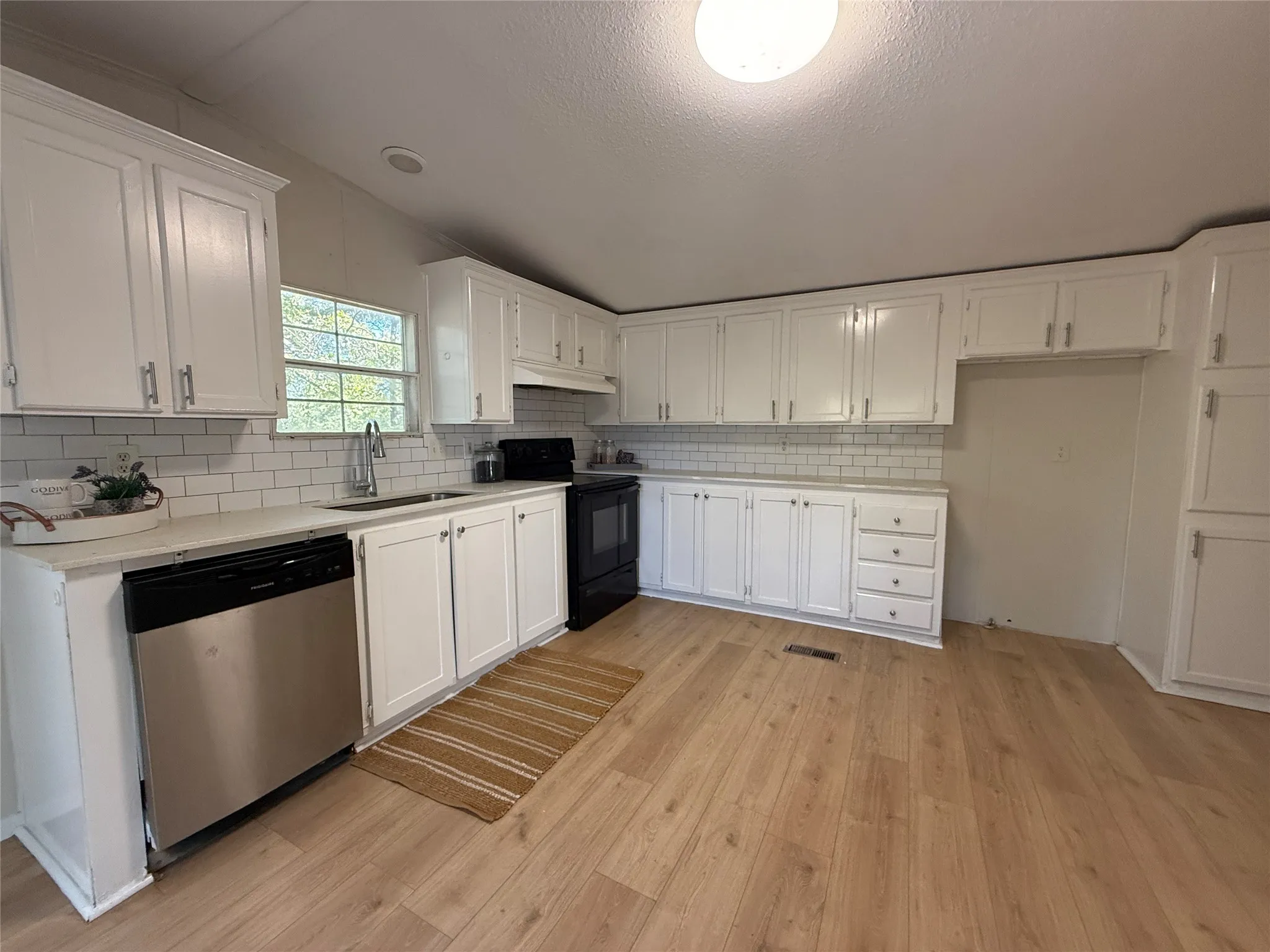 Manufactured Home For Sale in Hunt County , 303 Horseman S Road, Greenville, Texas 75401, 3 Bedroom, 2 Bathroom, Garage spaces, 2,128 Sqft, built in 1996, mls#21373771, Real Estate Agent in Greenville, Homes For Sale in Hunt county, Homes For Sale in Greenville, Realtor in Greenville Texas, Real Estate Brokerage Independent Realty Texas, Luminita Cordes Realtor
