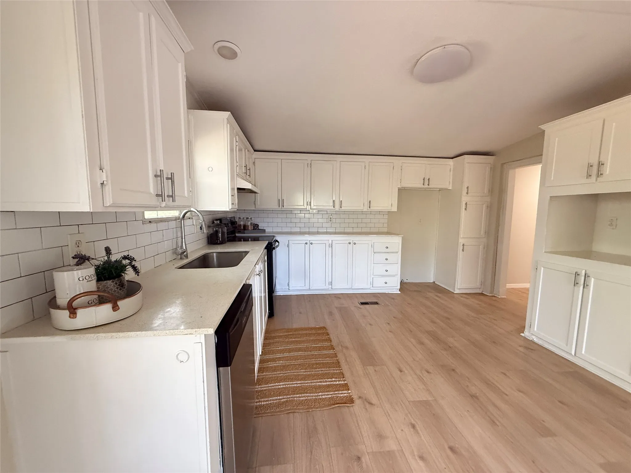 Manufactured Home For Sale in Hunt County , 303 Horseman S Road, Greenville, Texas 75401, 3 Bedroom, 2 Bathroom, Garage spaces, 2,128 Sqft, built in 1996, mls#21373771, Real Estate Agent in Greenville, Homes For Sale in Hunt county, Homes For Sale in Greenville, Realtor in Greenville Texas, Real Estate Brokerage Independent Realty Texas, Luminita Cordes Realtor