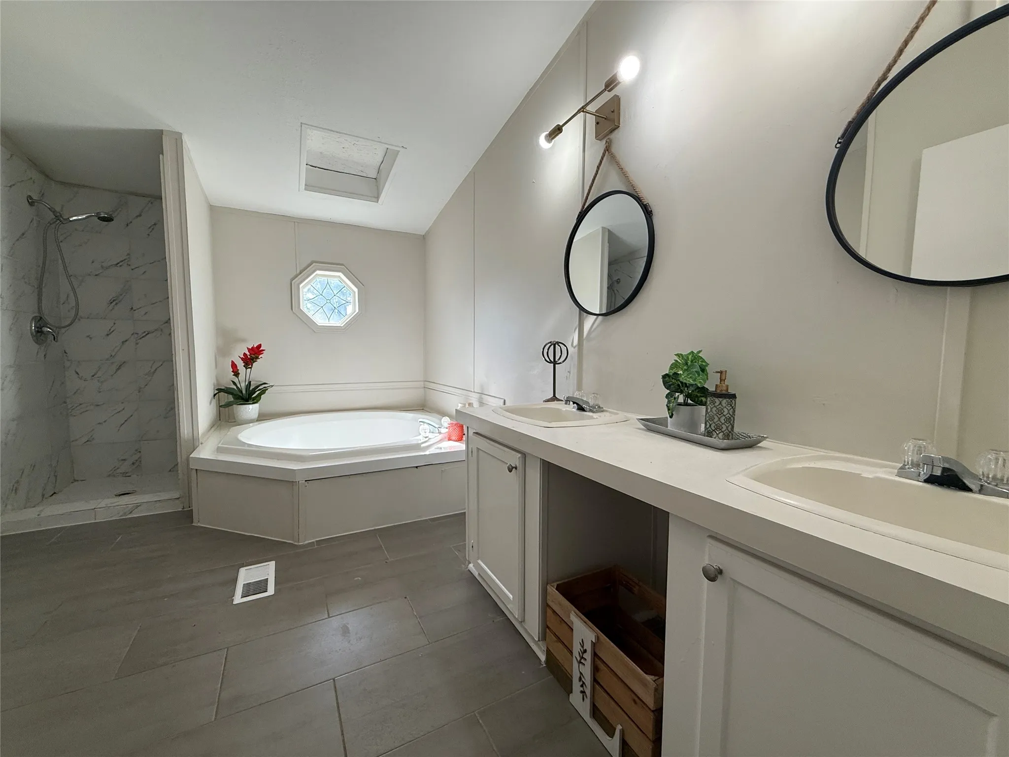Manufactured Home For Sale in Hunt County , 303 Horseman S Road, Greenville, Texas 75401, 3 Bedroom, 2 Bathroom, Garage spaces, 2,128 Sqft, built in 1996, mls#21373771, Real Estate Agent in Greenville, Homes For Sale in Hunt county, Homes For Sale in Greenville, Realtor in Greenville Texas, Real Estate Brokerage Independent Realty Texas, Luminita Cordes Realtor