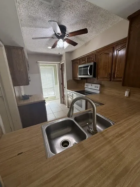 Townhouse For Sale in Rockwall County , 406 S Fannin Street D, Rockwall, Texas 75087, 2 Bedroom, 2 Bathroom, Garage spaces, 1,434 Sqft, built in 1983, mls#21373687, Real Estate Agent in Rockwall, Homes For Sale in Rockwall county, Homes For Sale in Rockwall, Realtor in Rockwall Texas, Real Estate Brokerage Independent Realty Texas, Luminita Cordes Realtor