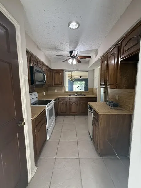 Townhouse For Sale in Rockwall County , 406 S Fannin Street D, Rockwall, Texas 75087, 2 Bedroom, 2 Bathroom, Garage spaces, 1,434 Sqft, built in 1983, mls#21373687, Real Estate Agent in Rockwall, Homes For Sale in Rockwall county, Homes For Sale in Rockwall, Realtor in Rockwall Texas, Real Estate Brokerage Independent Realty Texas, Luminita Cordes Realtor