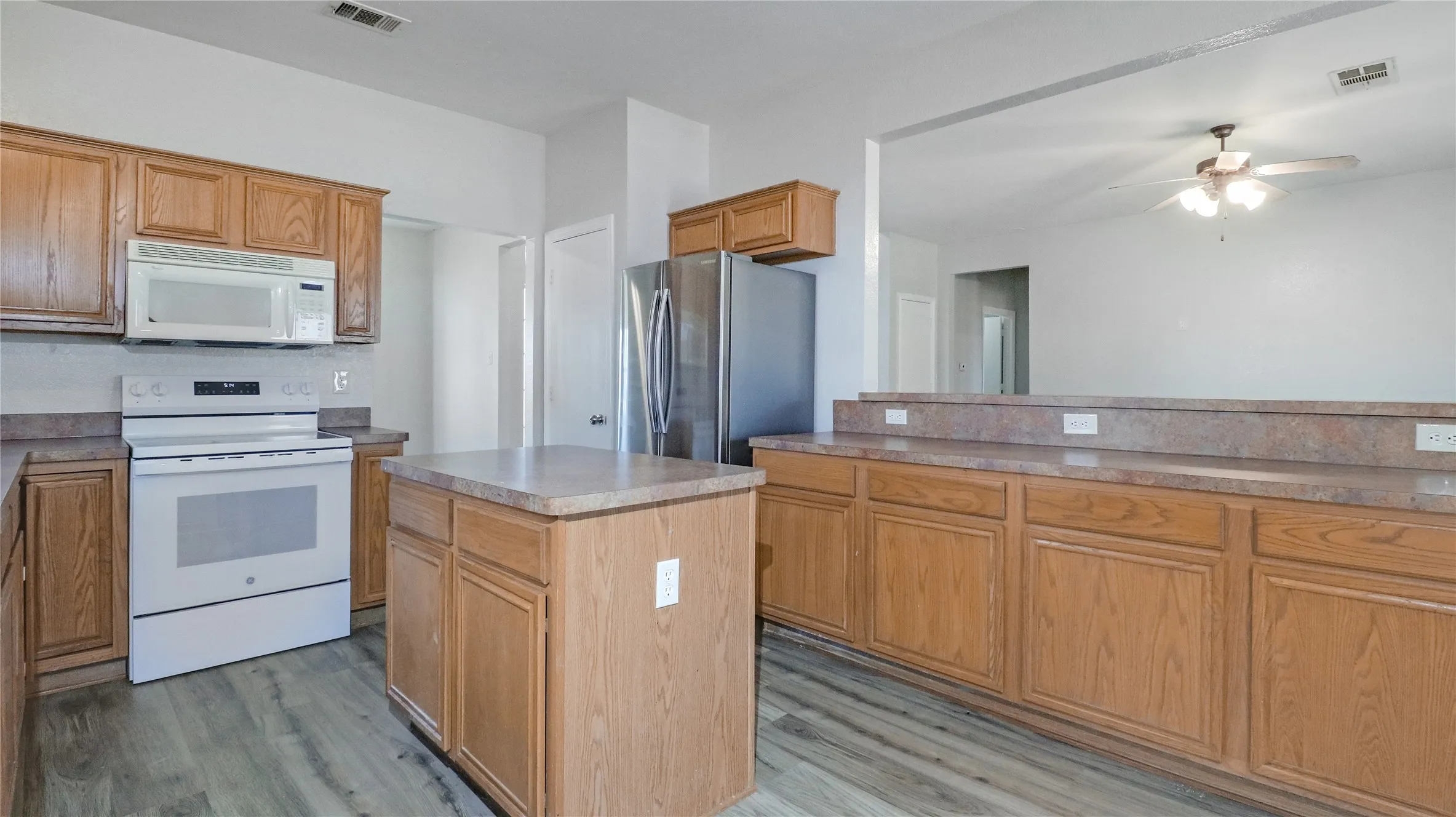 Single Family Residence For Sale in Ellis County , 3401 Newgate Street, Midlothian, Texas 76065, 3 Bedroom, 3 Bathroom, 2 Garage spaces, 2,390 Sqft, built in 2003, mls#21373810, Real Estate Agent in Midlothian, Homes For Sale in Ellis county, Homes For Sale in Midlothian, Realtor in Midlothian Texas, Real Estate Brokerage Independent Realty Texas, Luminita Cordes Realtor