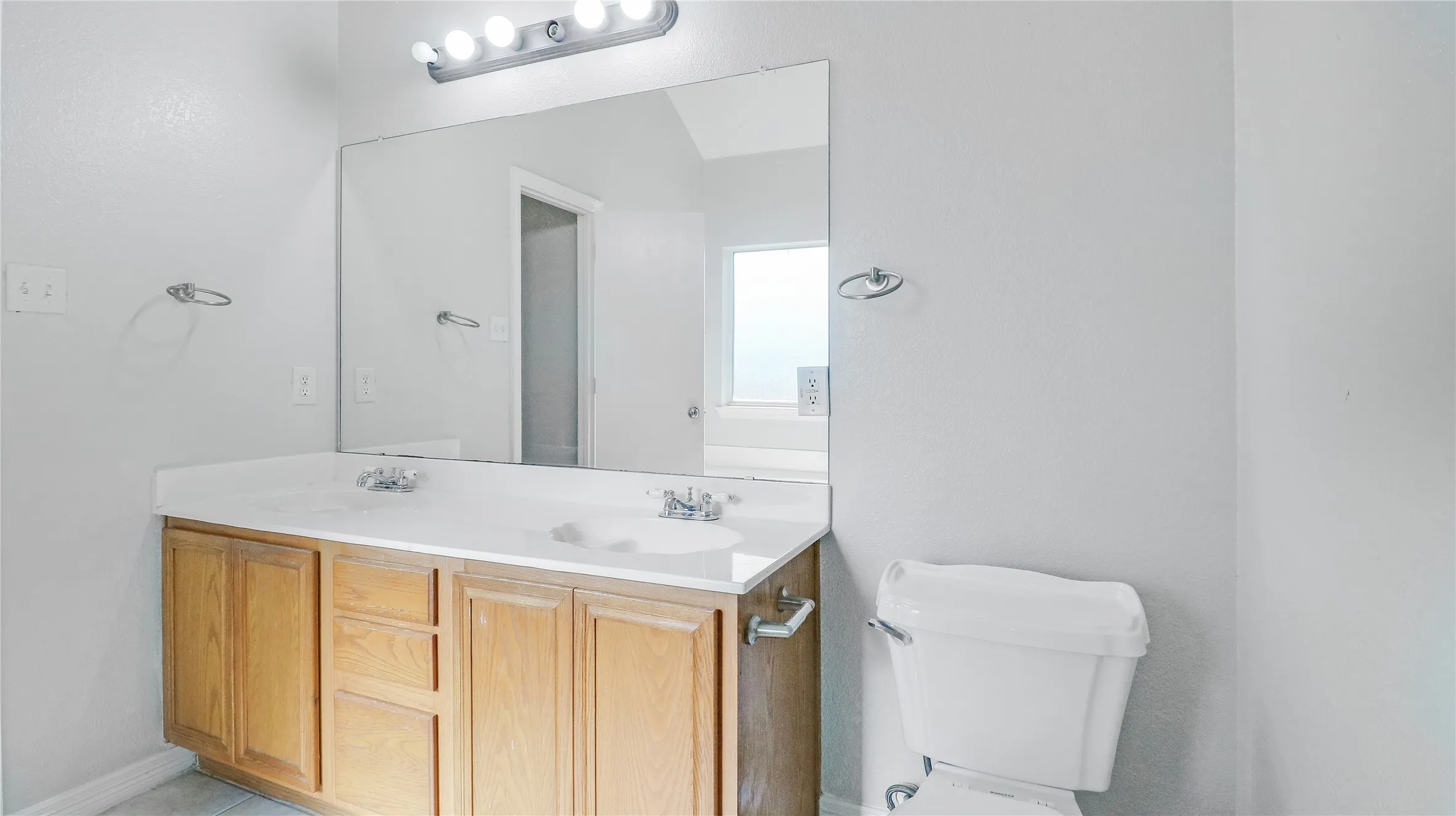 Single Family Residence For Sale in Ellis County , 3401 Newgate Street, Midlothian, Texas 76065, 3 Bedroom, 3 Bathroom, 2 Garage spaces, 2,390 Sqft, built in 2003, mls#21373810, Real Estate Agent in Midlothian, Homes For Sale in Ellis county, Homes For Sale in Midlothian, Realtor in Midlothian Texas, Real Estate Brokerage Independent Realty Texas, Luminita Cordes Realtor