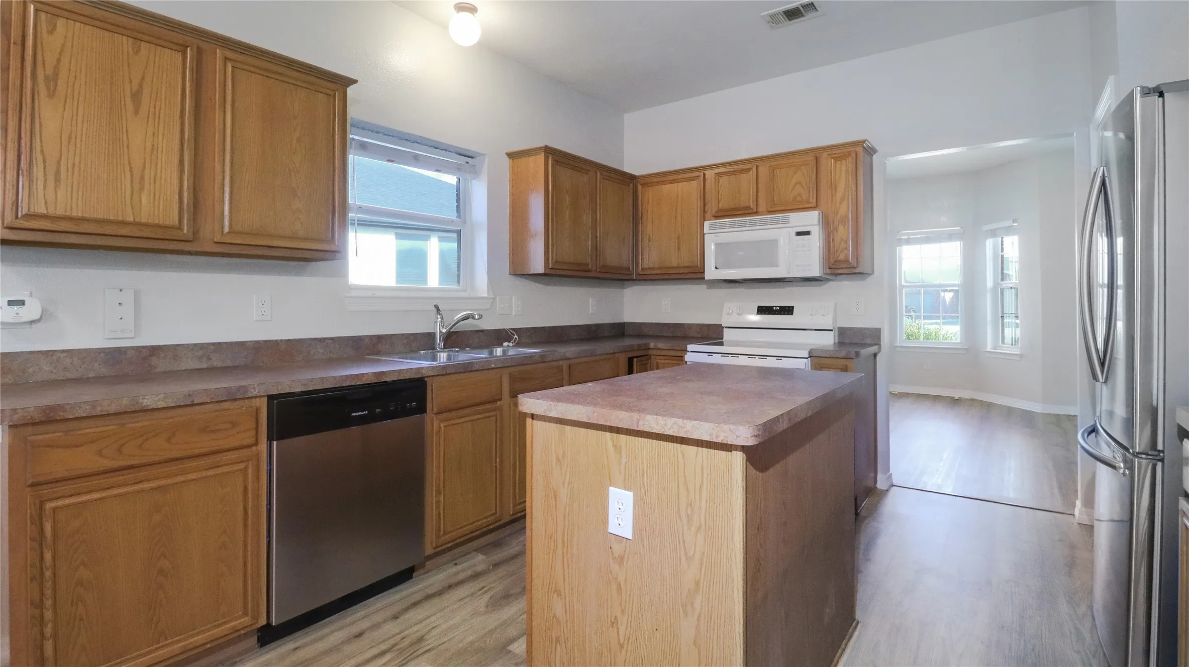 Single Family Residence For Sale in Ellis County , 3401 Newgate Street, Midlothian, Texas 76065, 3 Bedroom, 3 Bathroom, 2 Garage spaces, 2,390 Sqft, built in 2003, mls#21373810, Real Estate Agent in Midlothian, Homes For Sale in Ellis county, Homes For Sale in Midlothian, Realtor in Midlothian Texas, Real Estate Brokerage Independent Realty Texas, Luminita Cordes Realtor