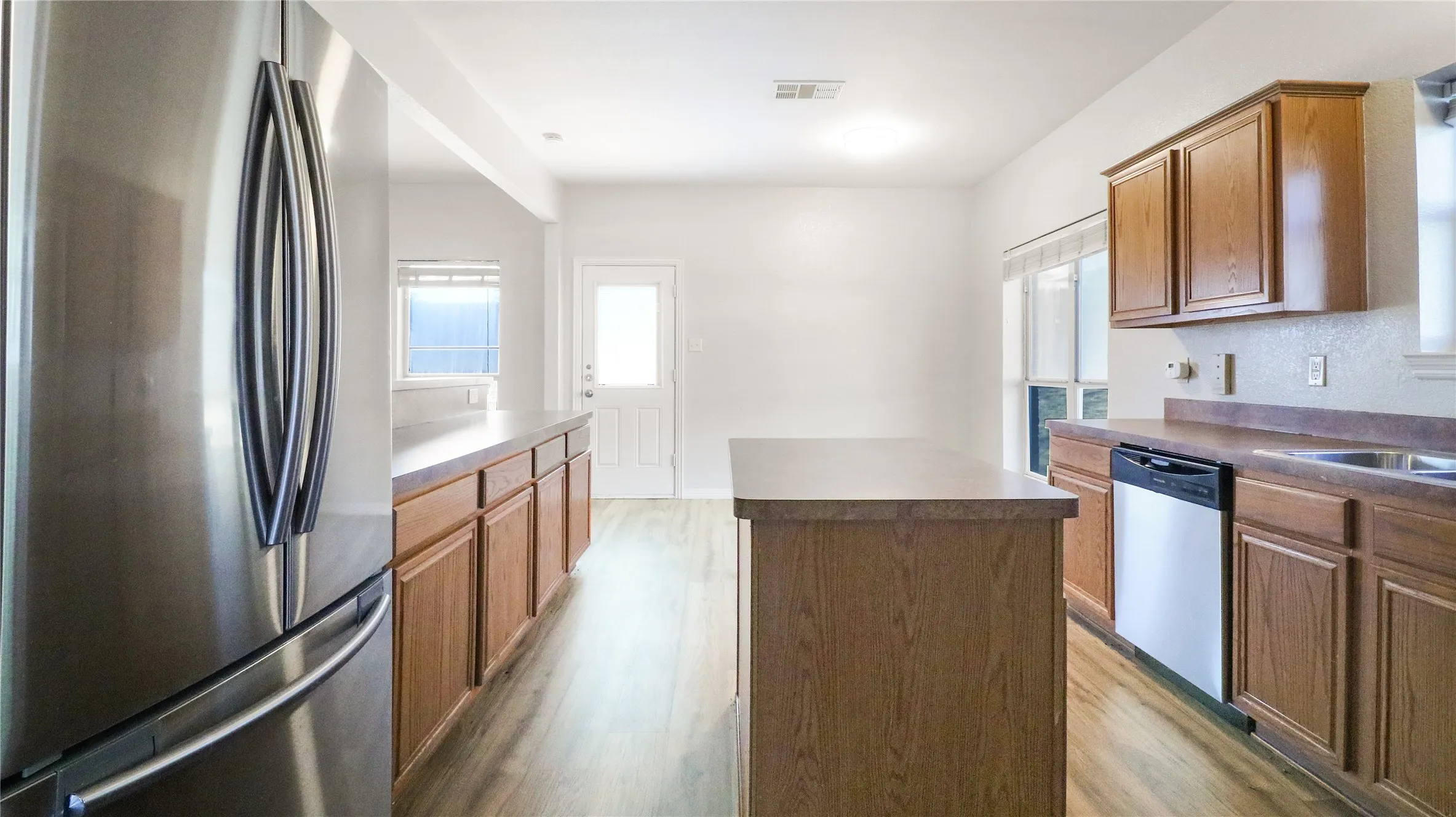 Single Family Residence For Sale in Ellis County , 3401 Newgate Street, Midlothian, Texas 76065, 3 Bedroom, 3 Bathroom, 2 Garage spaces, 2,390 Sqft, built in 2003, mls#21373810, Real Estate Agent in Midlothian, Homes For Sale in Ellis county, Homes For Sale in Midlothian, Realtor in Midlothian Texas, Real Estate Brokerage Independent Realty Texas, Luminita Cordes Realtor