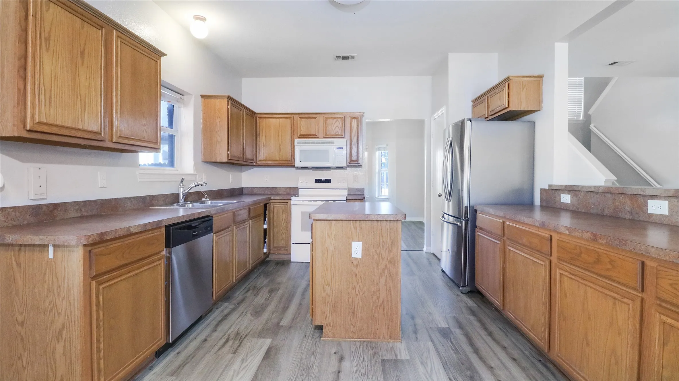 Single Family Residence For Sale in Ellis County , 3401 Newgate Street, Midlothian, Texas 76065, 3 Bedroom, 3 Bathroom, 2 Garage spaces, 2,390 Sqft, built in 2003, mls#21373810, Real Estate Agent in Midlothian, Homes For Sale in Ellis county, Homes For Sale in Midlothian, Realtor in Midlothian Texas, Real Estate Brokerage Independent Realty Texas, Luminita Cordes Realtor