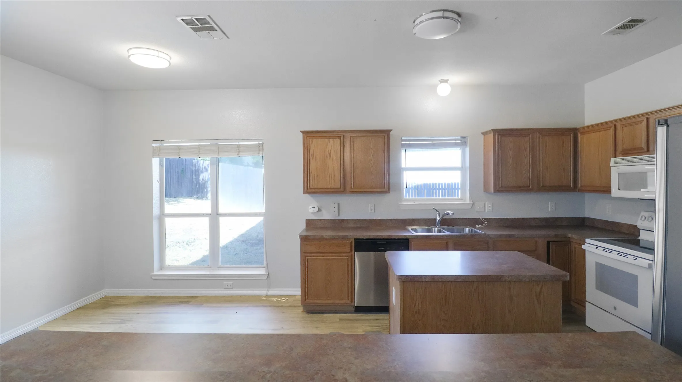 Single Family Residence For Sale in Ellis County , 3401 Newgate Street, Midlothian, Texas 76065, 3 Bedroom, 3 Bathroom, 2 Garage spaces, 2,390 Sqft, built in 2003, mls#21373810, Real Estate Agent in Midlothian, Homes For Sale in Ellis county, Homes For Sale in Midlothian, Realtor in Midlothian Texas, Real Estate Brokerage Independent Realty Texas, Luminita Cordes Realtor
