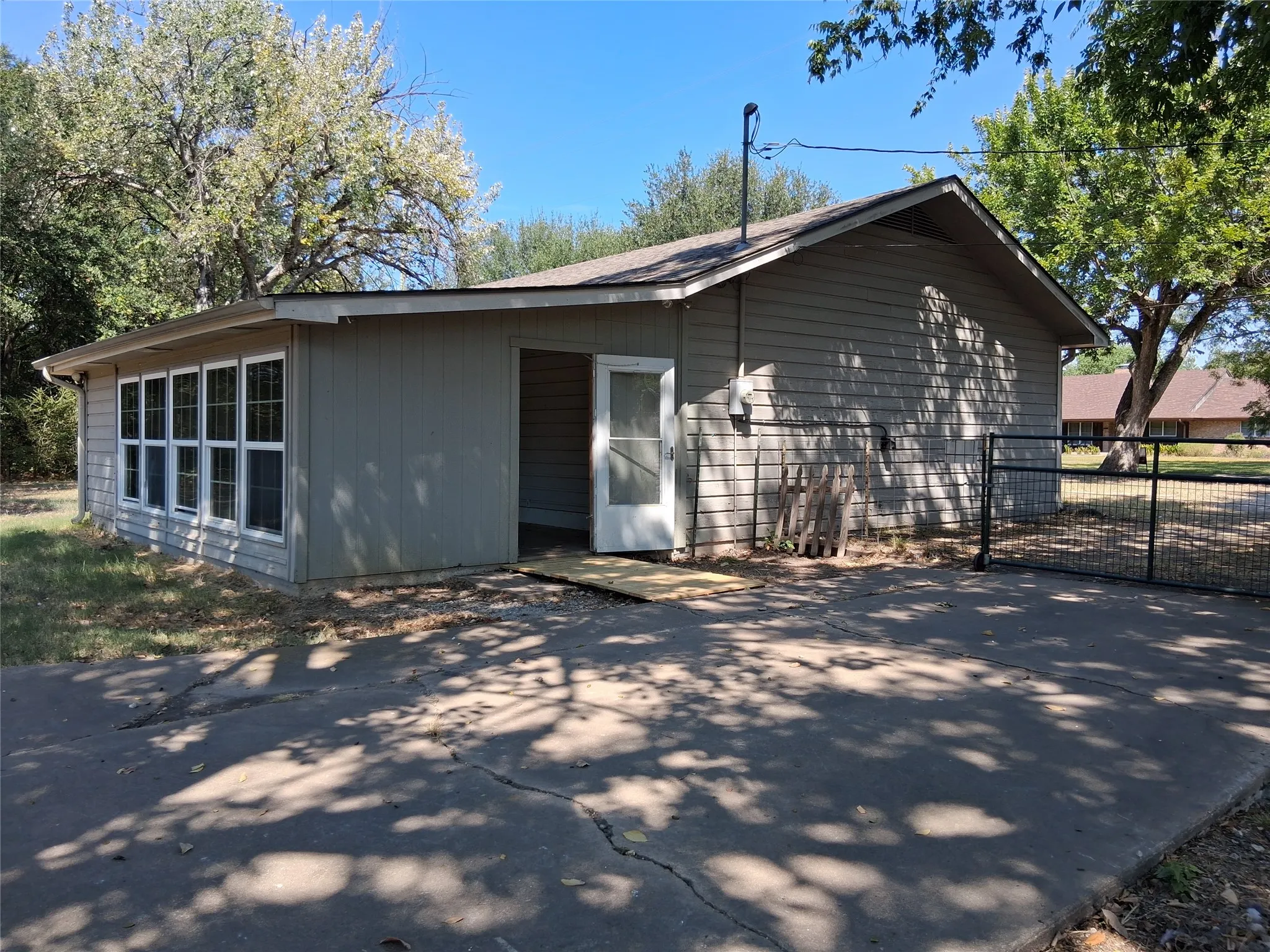 Single Family Residence For Sale in Hunt County , 2619 Charity Road, Commerce, Texas 75428, 3 Bedroom, 1 Bathroom, Garage spaces, 1,988 Sqft, built in 1968, mls#21366623, Real Estate Agent in Commerce, Homes For Sale in Hunt county, Homes For Sale in Commerce, Realtor in Commerce Texas, Real Estate Brokerage Independent Realty Texas, Luminita Cordes Realtor