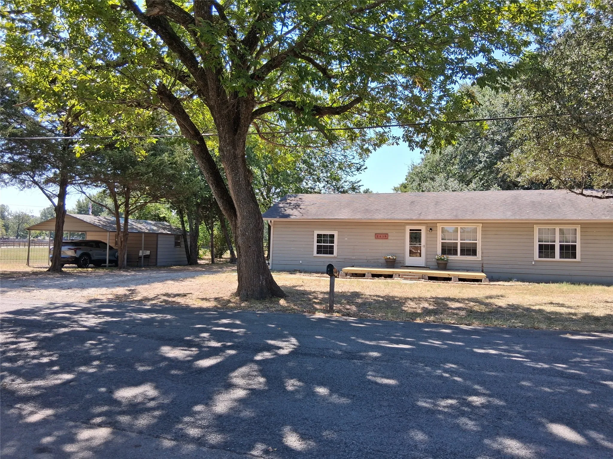 Single Family Residence For Sale in Hunt County , 2619 Charity Road, Commerce, Texas 75428, 3 Bedroom, 1 Bathroom, Garage spaces, 1,988 Sqft, built in 1968, mls#21366623, Real Estate Agent in Commerce, Homes For Sale in Hunt county, Homes For Sale in Commerce, Realtor in Commerce Texas, Real Estate Brokerage Independent Realty Texas, Luminita Cordes Realtor