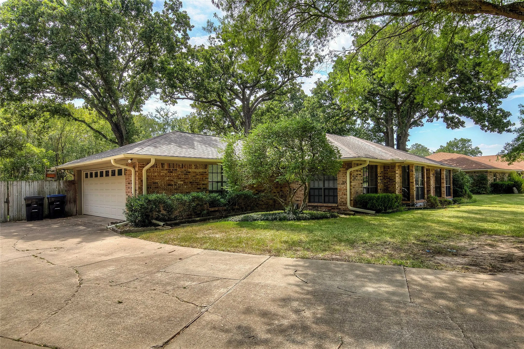 Single Family Residence For Sale in Hunt County , 5027 Lacy Lane, Greenville, Texas 75402, 3 Bedroom, 2 Bathroom, 2 Garage spaces, 1,806 Sqft, built in 1978, mls#21372830, Real Estate Agent in Greenville, Homes For Sale in Hunt county, Homes For Sale in Greenville, Realtor in Greenville Texas, Real Estate Brokerage Independent Realty Texas, Luminita Cordes Realtor