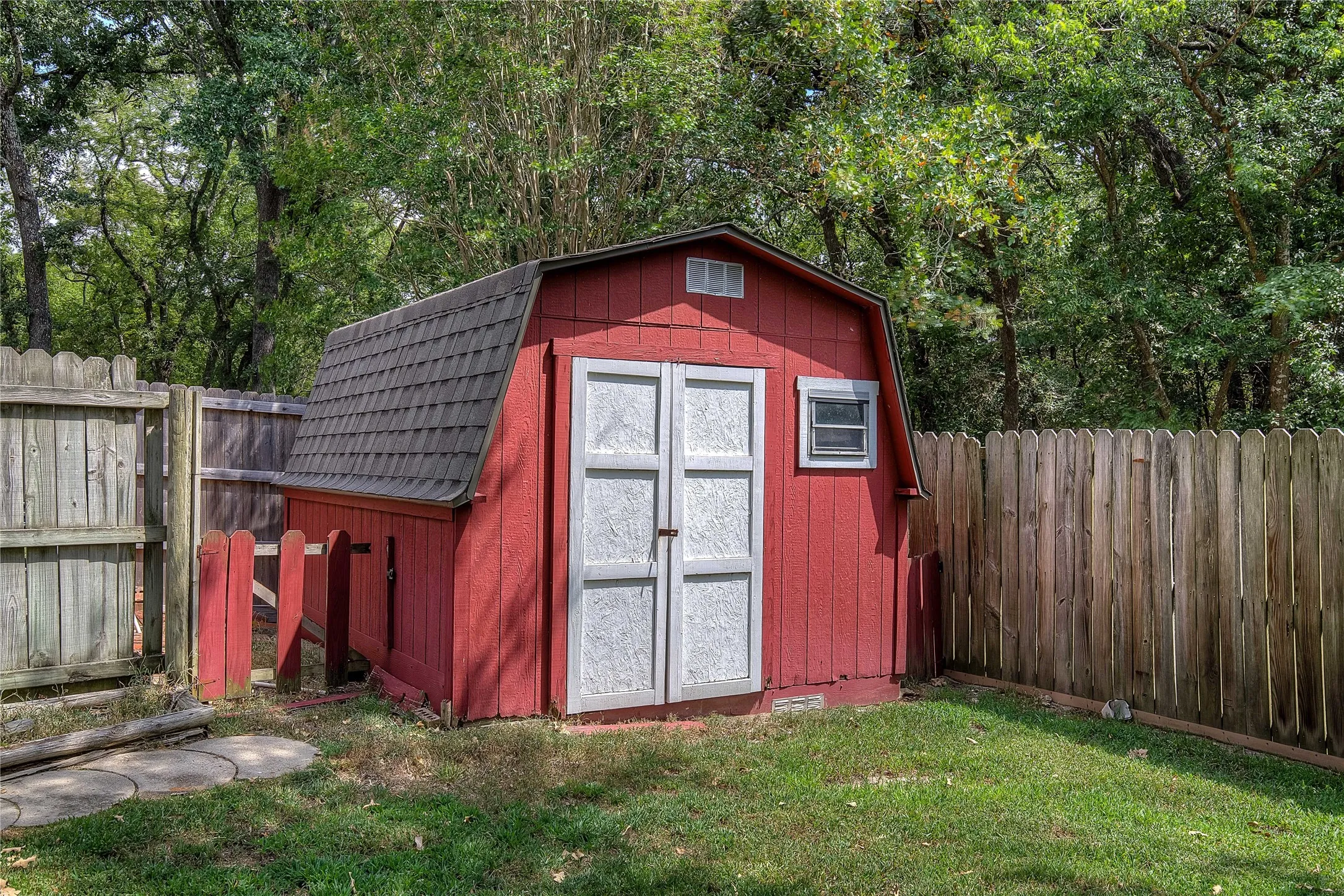 Single Family Residence For Sale in Hunt County , 5027 Lacy Lane, Greenville, Texas 75402, 3 Bedroom, 2 Bathroom, 2 Garage spaces, 1,806 Sqft, built in 1978, mls#21372830, Real Estate Agent in Greenville, Homes For Sale in Hunt county, Homes For Sale in Greenville, Realtor in Greenville Texas, Real Estate Brokerage Independent Realty Texas, Luminita Cordes Realtor