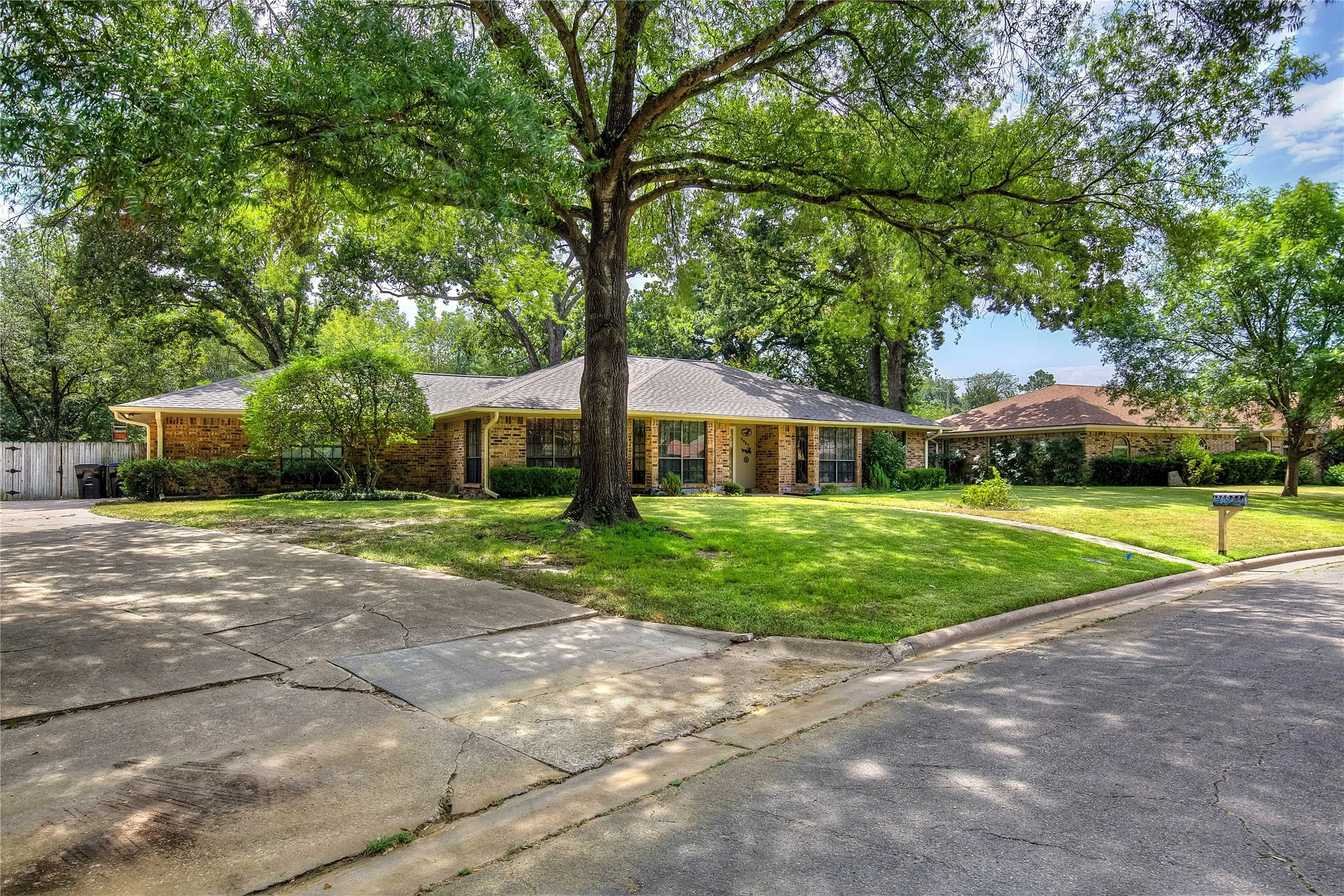 Single Family Residence For Sale in Hunt County , 5027 Lacy Lane, Greenville, Texas 75402, 3 Bedroom, 2 Bathroom, 2 Garage spaces, 1,806 Sqft, built in 1978, mls#21372830, Real Estate Agent in Greenville, Homes For Sale in Hunt county, Homes For Sale in Greenville, Realtor in Greenville Texas, Real Estate Brokerage Independent Realty Texas, Luminita Cordes Realtor