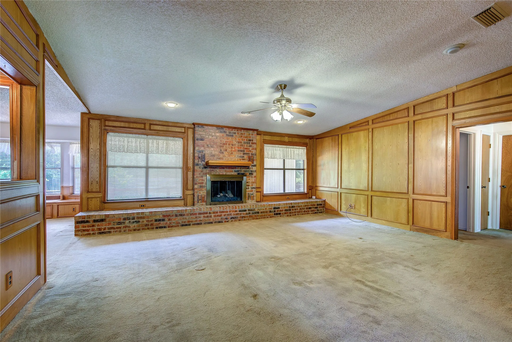 Single Family Residence For Sale in Hunt County , 5027 Lacy Lane, Greenville, Texas 75402, 3 Bedroom, 2 Bathroom, 2 Garage spaces, 1,806 Sqft, built in 1978, mls#21372830, Real Estate Agent in Greenville, Homes For Sale in Hunt county, Homes For Sale in Greenville, Realtor in Greenville Texas, Real Estate Brokerage Independent Realty Texas, Luminita Cordes Realtor