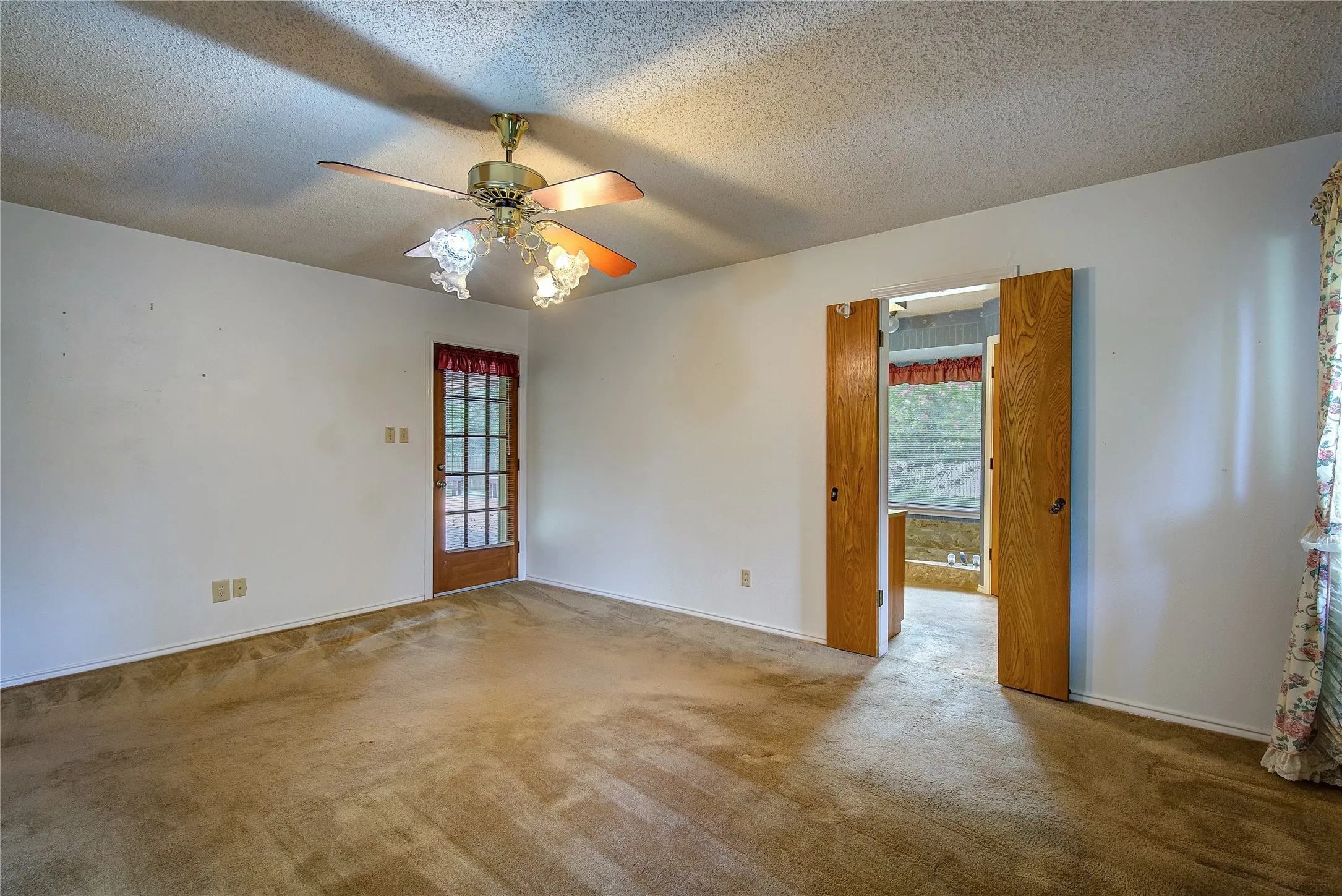 Single Family Residence For Sale in Hunt County , 5027 Lacy Lane, Greenville, Texas 75402, 3 Bedroom, 2 Bathroom, 2 Garage spaces, 1,806 Sqft, built in 1978, mls#21372830, Real Estate Agent in Greenville, Homes For Sale in Hunt county, Homes For Sale in Greenville, Realtor in Greenville Texas, Real Estate Brokerage Independent Realty Texas, Luminita Cordes Realtor