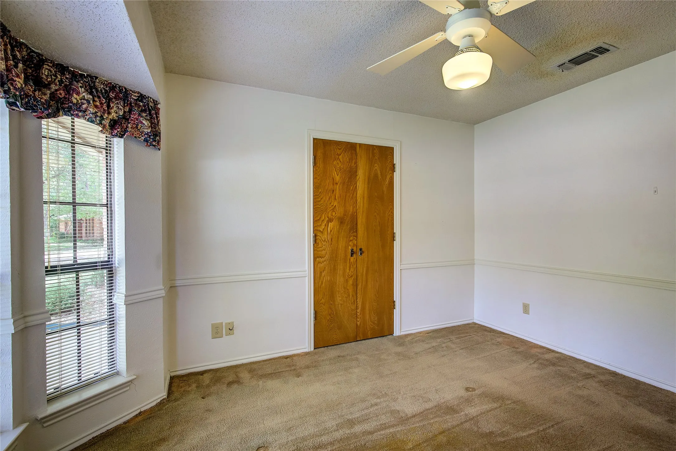 Single Family Residence For Sale in Hunt County , 5027 Lacy Lane, Greenville, Texas 75402, 3 Bedroom, 2 Bathroom, 2 Garage spaces, 1,806 Sqft, built in 1978, mls#21372830, Real Estate Agent in Greenville, Homes For Sale in Hunt county, Homes For Sale in Greenville, Realtor in Greenville Texas, Real Estate Brokerage Independent Realty Texas, Luminita Cordes Realtor