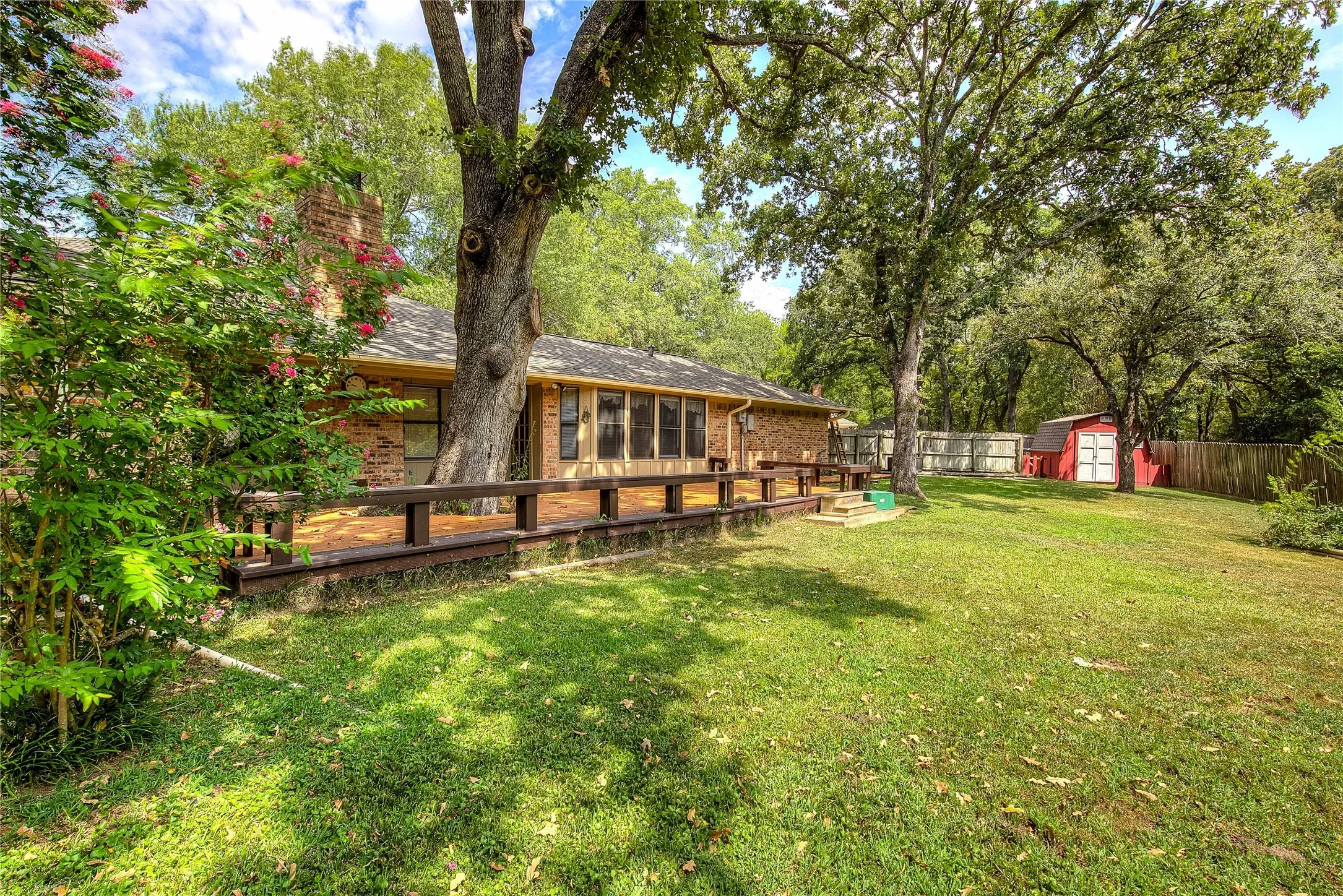 Single Family Residence For Sale in Hunt County , 5027 Lacy Lane, Greenville, Texas 75402, 3 Bedroom, 2 Bathroom, 2 Garage spaces, 1,806 Sqft, built in 1978, mls#21372830, Real Estate Agent in Greenville, Homes For Sale in Hunt county, Homes For Sale in Greenville, Realtor in Greenville Texas, Real Estate Brokerage Independent Realty Texas, Luminita Cordes Realtor