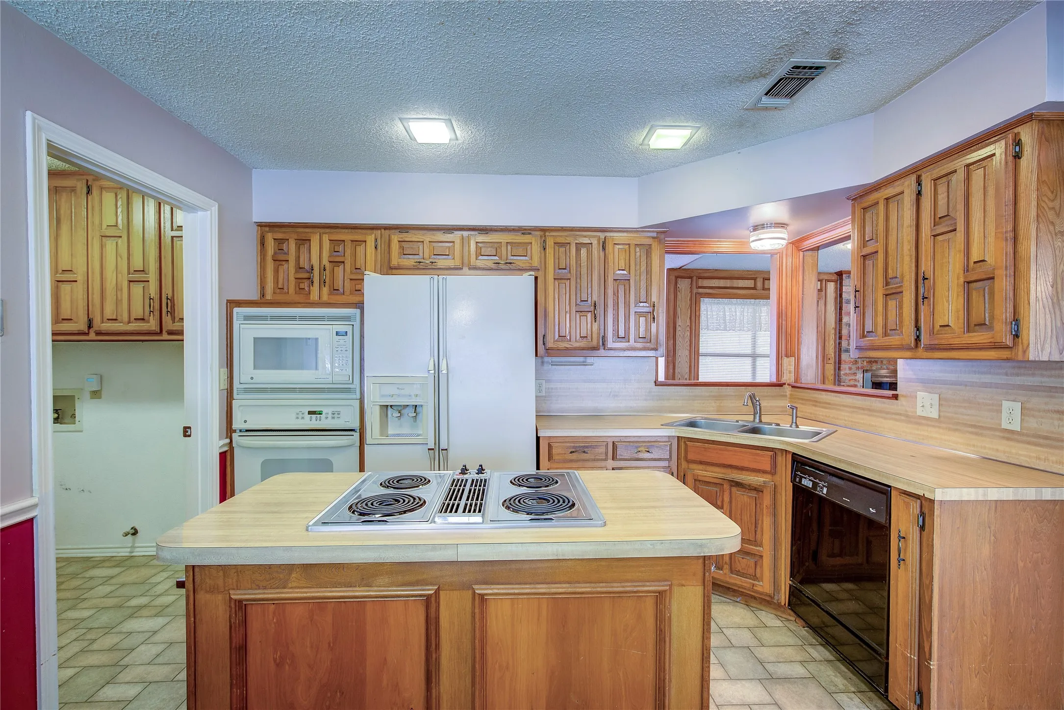 Single Family Residence For Sale in Hunt County , 5027 Lacy Lane, Greenville, Texas 75402, 3 Bedroom, 2 Bathroom, 2 Garage spaces, 1,806 Sqft, built in 1978, mls#21372830, Real Estate Agent in Greenville, Homes For Sale in Hunt county, Homes For Sale in Greenville, Realtor in Greenville Texas, Real Estate Brokerage Independent Realty Texas, Luminita Cordes Realtor