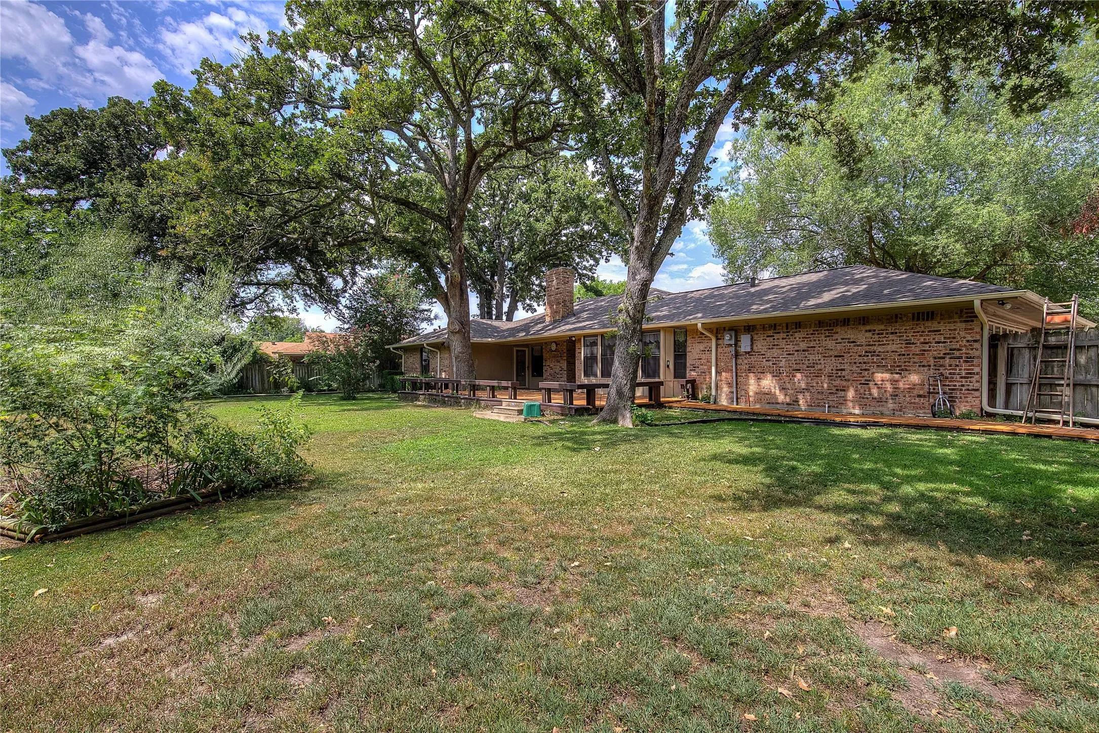 Single Family Residence For Sale in Hunt County , 5027 Lacy Lane, Greenville, Texas 75402, 3 Bedroom, 2 Bathroom, 2 Garage spaces, 1,806 Sqft, built in 1978, mls#21372830, Real Estate Agent in Greenville, Homes For Sale in Hunt county, Homes For Sale in Greenville, Realtor in Greenville Texas, Real Estate Brokerage Independent Realty Texas, Luminita Cordes Realtor