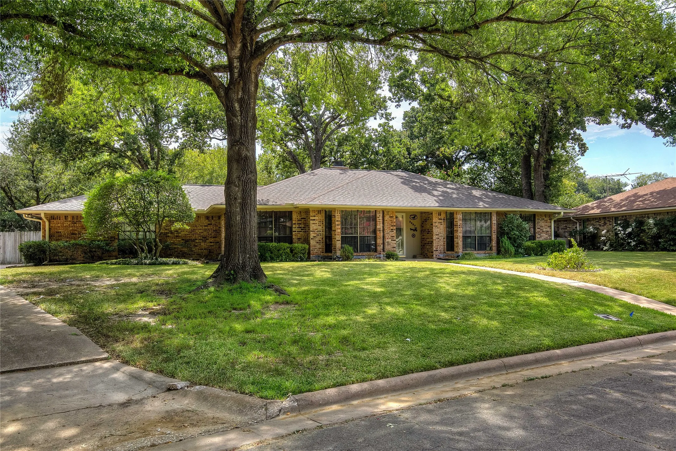 Single Family Residence For Sale in Hunt County , 5027 Lacy Lane, Greenville, Texas 75402, 3 Bedroom, 2 Bathroom, 2 Garage spaces, 1,806 Sqft, built in 1978, mls#21372830, Real Estate Agent in Greenville, Homes For Sale in Hunt county, Homes For Sale in Greenville, Realtor in Greenville Texas, Real Estate Brokerage Independent Realty Texas, Luminita Cordes Realtor