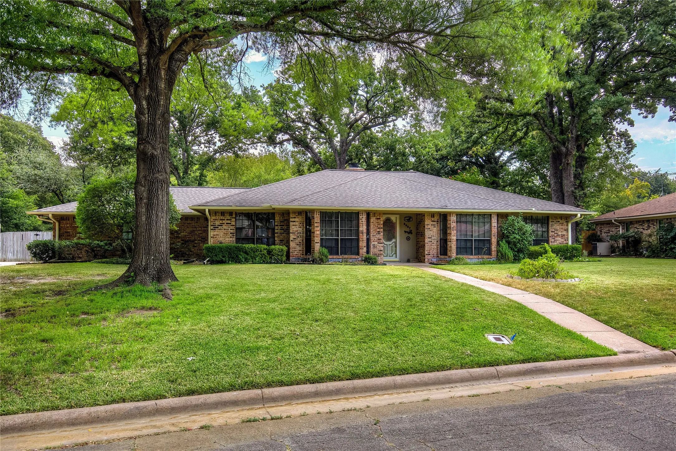 Single Family Residence For Sale in Hunt County , 5027 Lacy Lane, Greenville, Texas 75402, 3 Bedroom, 2 Bathroom, 2 Garage spaces, 1,806 Sqft, built in 1978, mls#21372830, Real Estate Agent in Greenville, Homes For Sale in Hunt county, Homes For Sale in Greenville, Realtor in Greenville Texas, Real Estate Brokerage Independent Realty Texas, Luminita Cordes Realtor