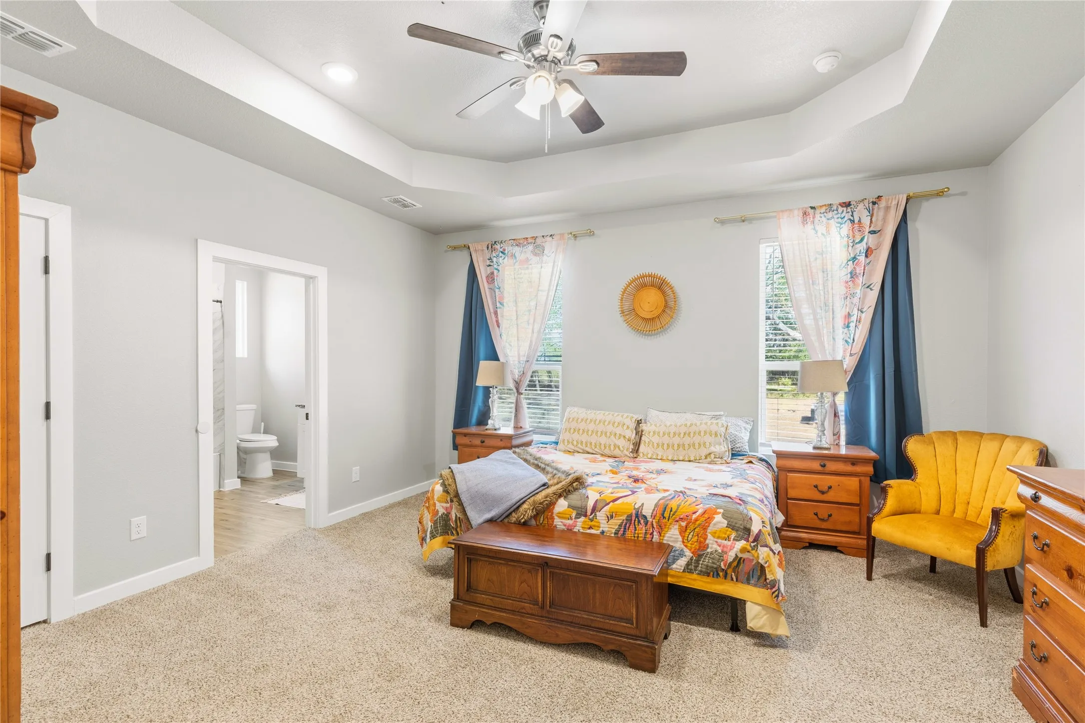 Tray ceiling with recessed lighting and ceiling fan