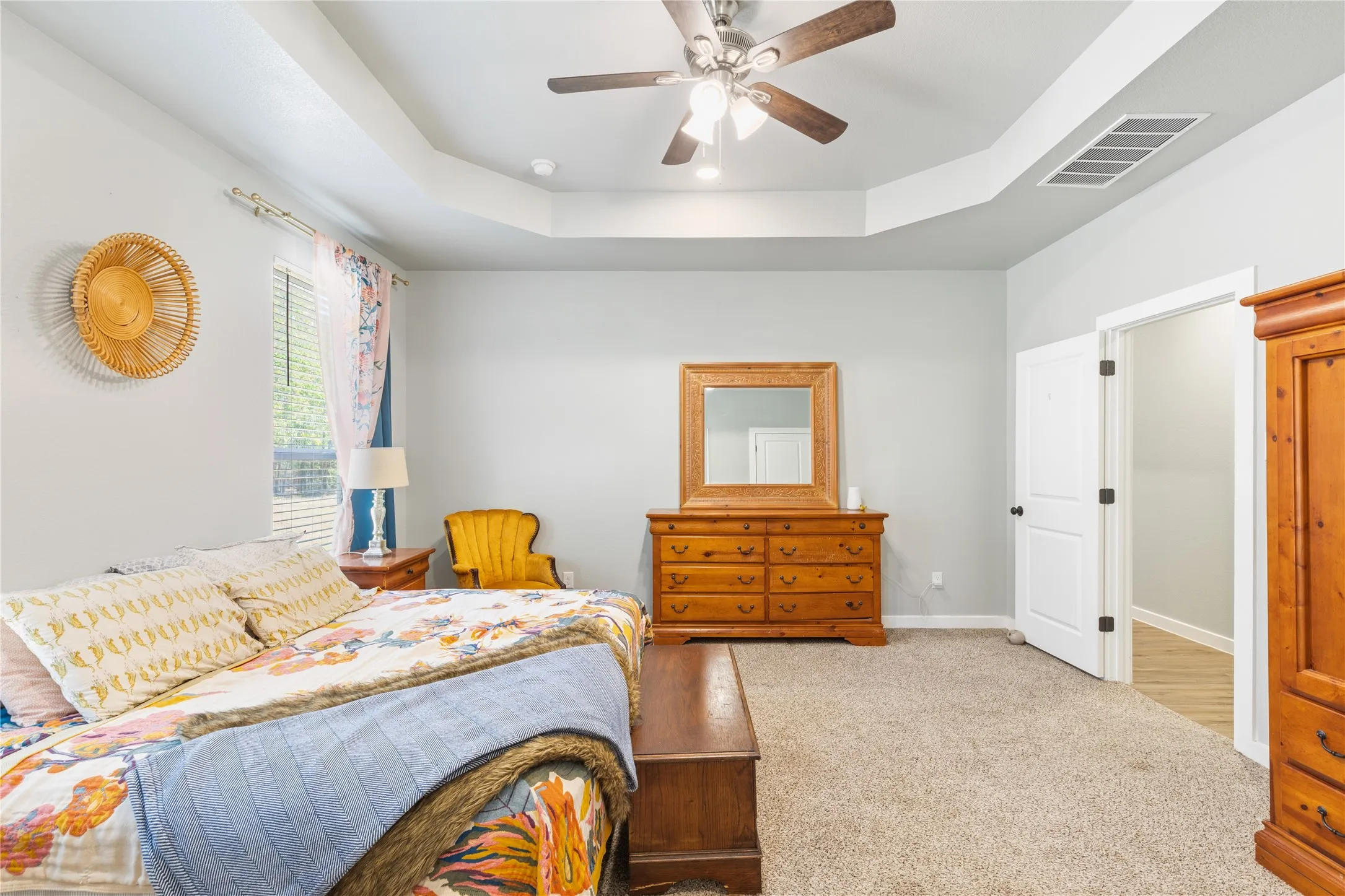 Tray ceiling with a ceiling fan