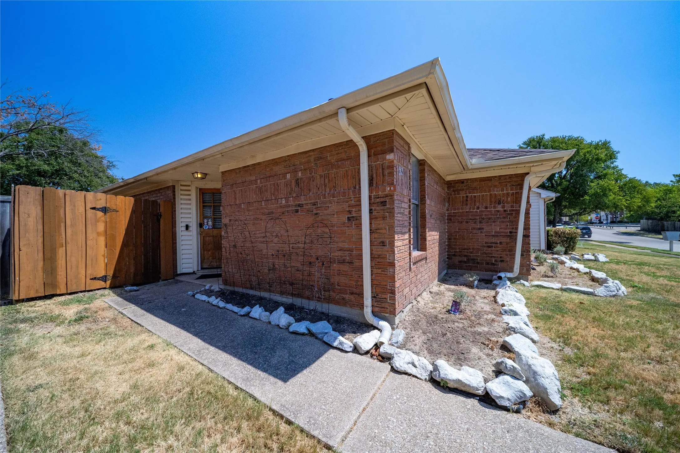Duplex For Rent in Dallas County , 562 Stringfellow Drive, Coppell, Texas 75019, 3 Bedroom, 2 Bathroom, 1 Garage spaces, 1,309 Sqft, built in 1985, mls#21373717, Real Estate Agent in Coppell, Homes For Rent in Dallas county, Homes For Rent in Coppell, Realtor in Coppell Texas, Real Estate Brokerage Independent Realty Texas, Luminita Cordes Realtor