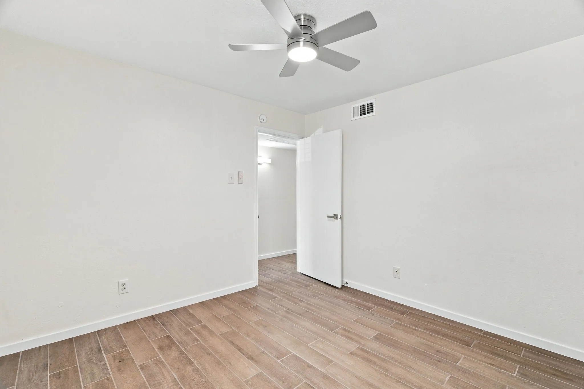 Condominium For Rent in Dallas County , 15151 Berry Trail 910, Dallas, Texas 75248, 2 Bedroom, 3 Bathroom, Garage spaces, 966 Sqft, built in 1980, mls#21372021, Real Estate Agent in Dallas, Homes For Rent in Dallas county, Homes For Rent in Dallas, Realtor in Dallas Texas, Real Estate Brokerage Independent Realty Texas, Luminita Cordes Realtor