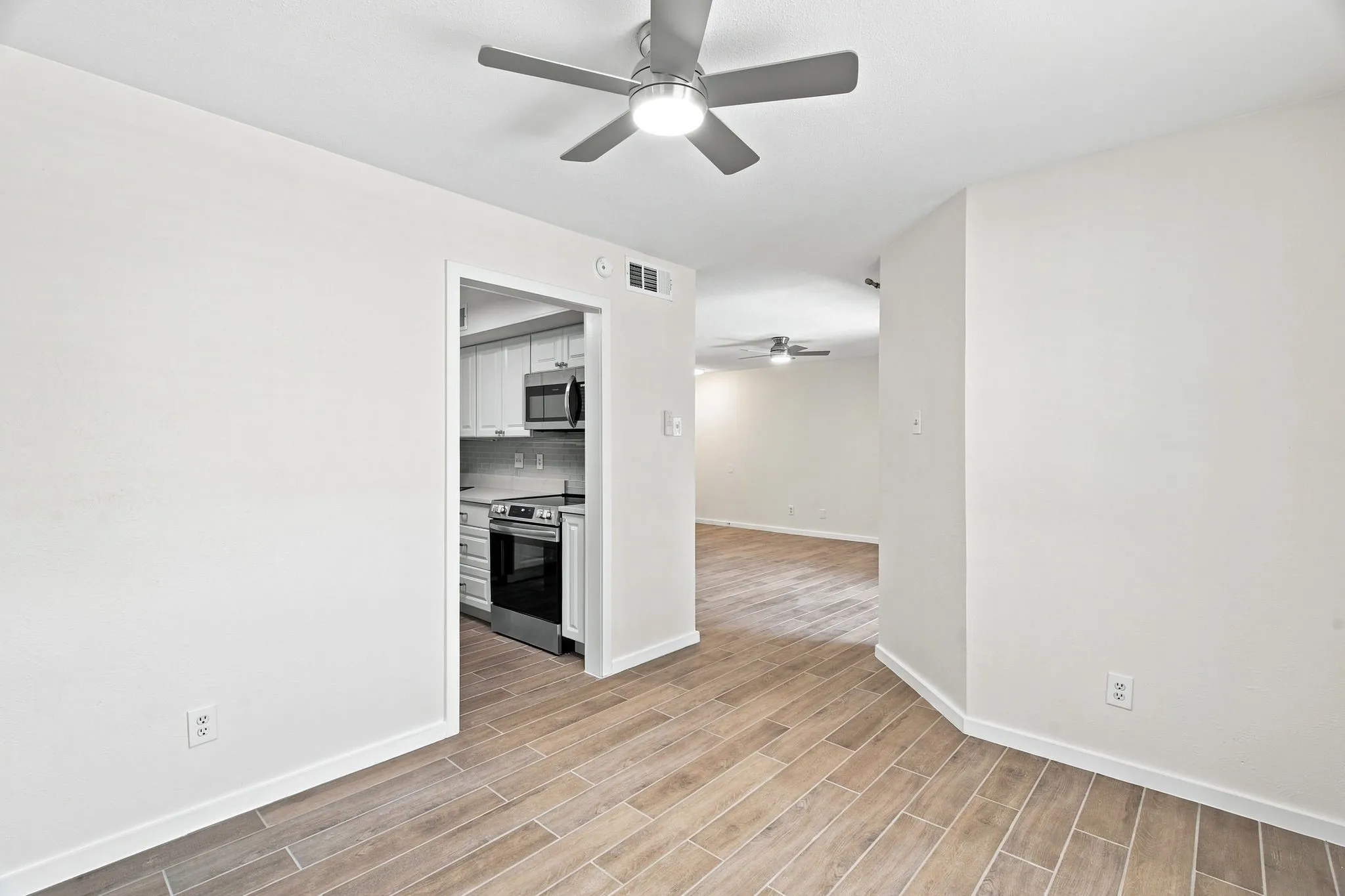 Condominium For Rent in Dallas County , 15151 Berry Trail 910, Dallas, Texas 75248, 2 Bedroom, 3 Bathroom, Garage spaces, 966 Sqft, built in 1980, mls#21372021, Real Estate Agent in Dallas, Homes For Rent in Dallas county, Homes For Rent in Dallas, Realtor in Dallas Texas, Real Estate Brokerage Independent Realty Texas, Luminita Cordes Realtor