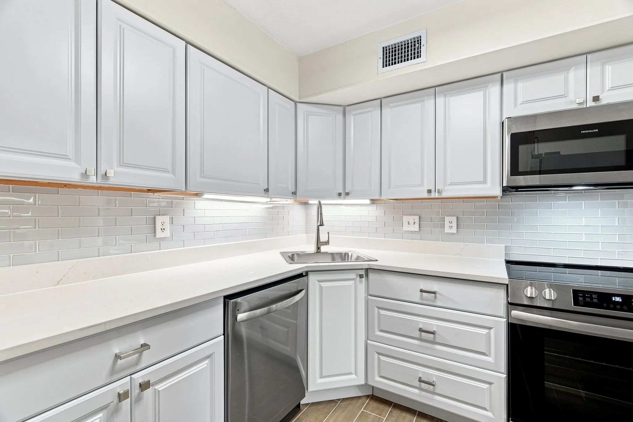 Condominium For Rent in Dallas County , 15151 Berry Trail 910, Dallas, Texas 75248, 2 Bedroom, 3 Bathroom, Garage spaces, 966 Sqft, built in 1980, mls#21372021, Real Estate Agent in Dallas, Homes For Rent in Dallas county, Homes For Rent in Dallas, Realtor in Dallas Texas, Real Estate Brokerage Independent Realty Texas, Luminita Cordes Realtor