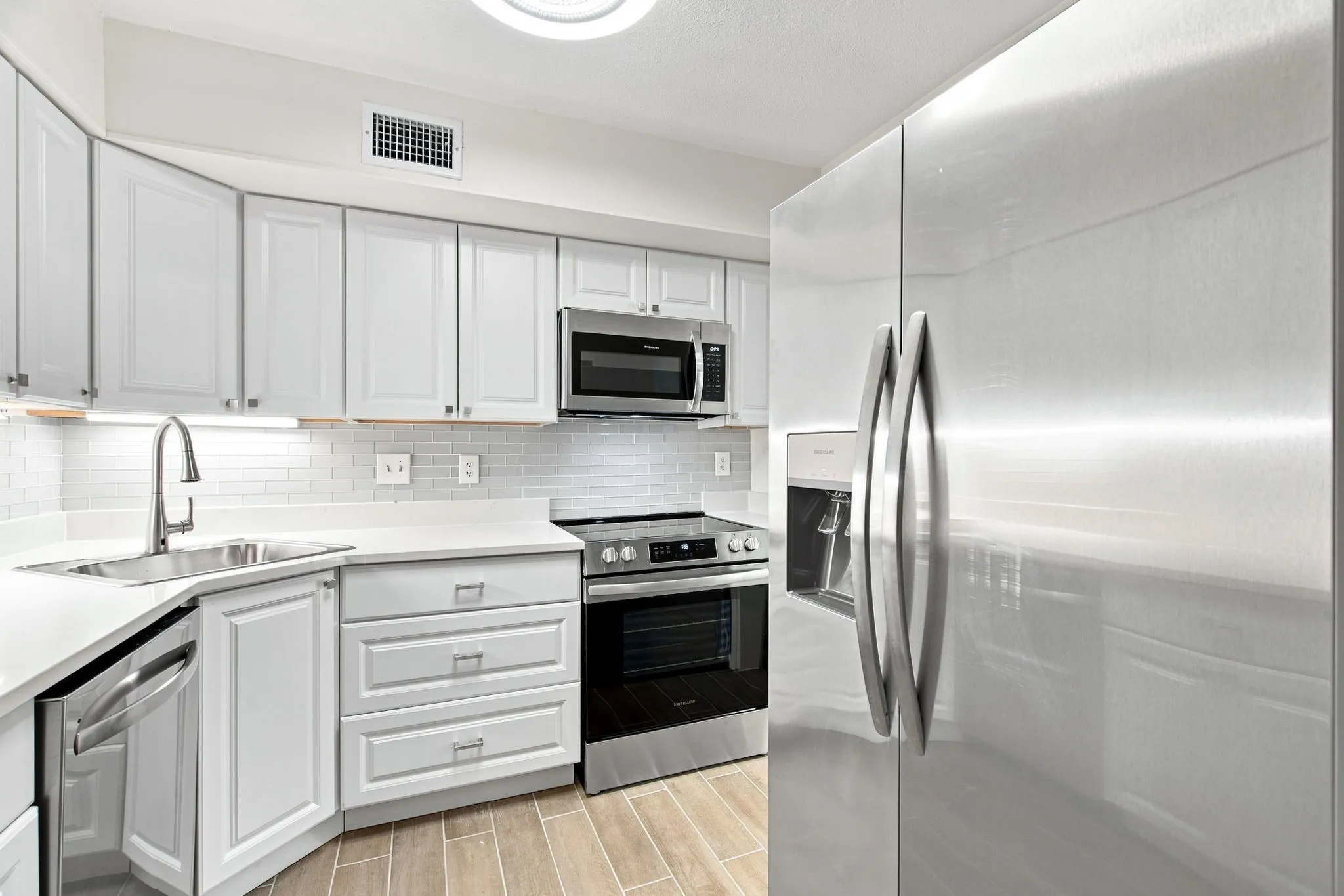 Condominium For Rent in Dallas County , 15151 Berry Trail 910, Dallas, Texas 75248, 2 Bedroom, 3 Bathroom, Garage spaces, 966 Sqft, built in 1980, mls#21372021, Real Estate Agent in Dallas, Homes For Rent in Dallas county, Homes For Rent in Dallas, Realtor in Dallas Texas, Real Estate Brokerage Independent Realty Texas, Luminita Cordes Realtor