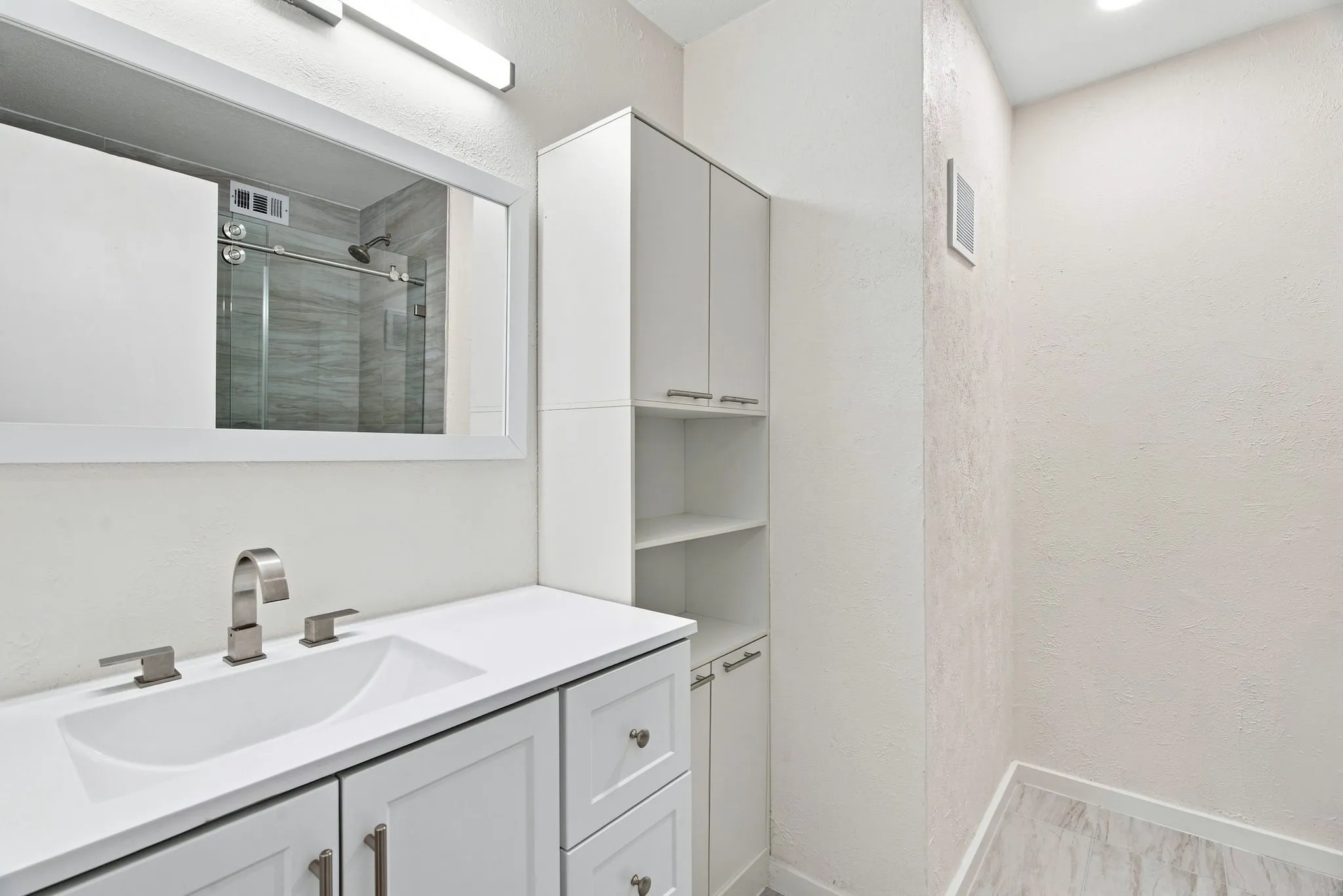 Condominium For Rent in Dallas County , 15151 Berry Trail 910, Dallas, Texas 75248, 2 Bedroom, 3 Bathroom, Garage spaces, 966 Sqft, built in 1980, mls#21372021, Real Estate Agent in Dallas, Homes For Rent in Dallas county, Homes For Rent in Dallas, Realtor in Dallas Texas, Real Estate Brokerage Independent Realty Texas, Luminita Cordes Realtor
