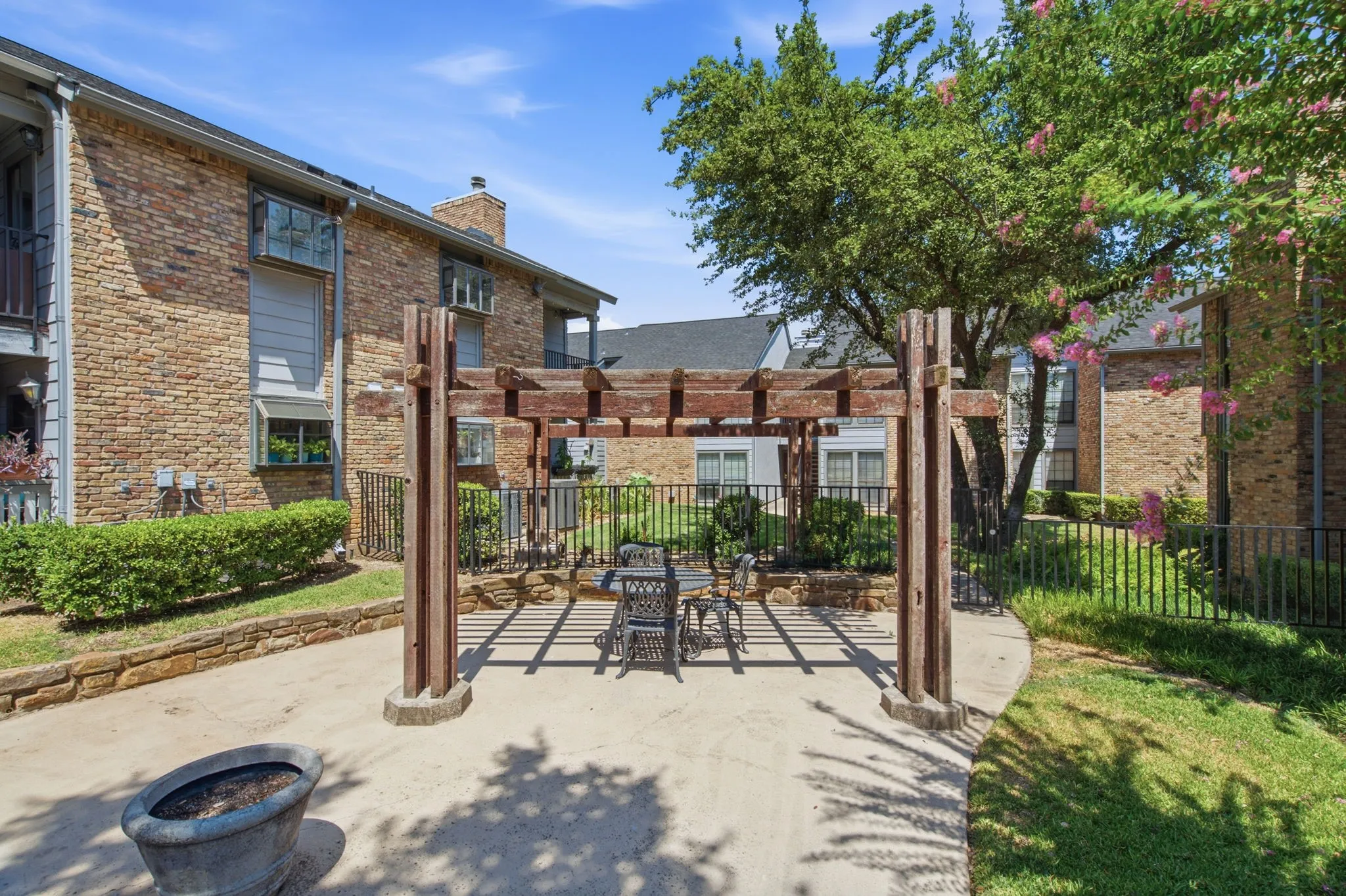 Condominium For Rent in Dallas County , 15151 Berry Trail 910, Dallas, Texas 75248, 2 Bedroom, 3 Bathroom, Garage spaces, 966 Sqft, built in 1980, mls#21372021, Real Estate Agent in Dallas, Homes For Rent in Dallas county, Homes For Rent in Dallas, Realtor in Dallas Texas, Real Estate Brokerage Independent Realty Texas, Luminita Cordes Realtor