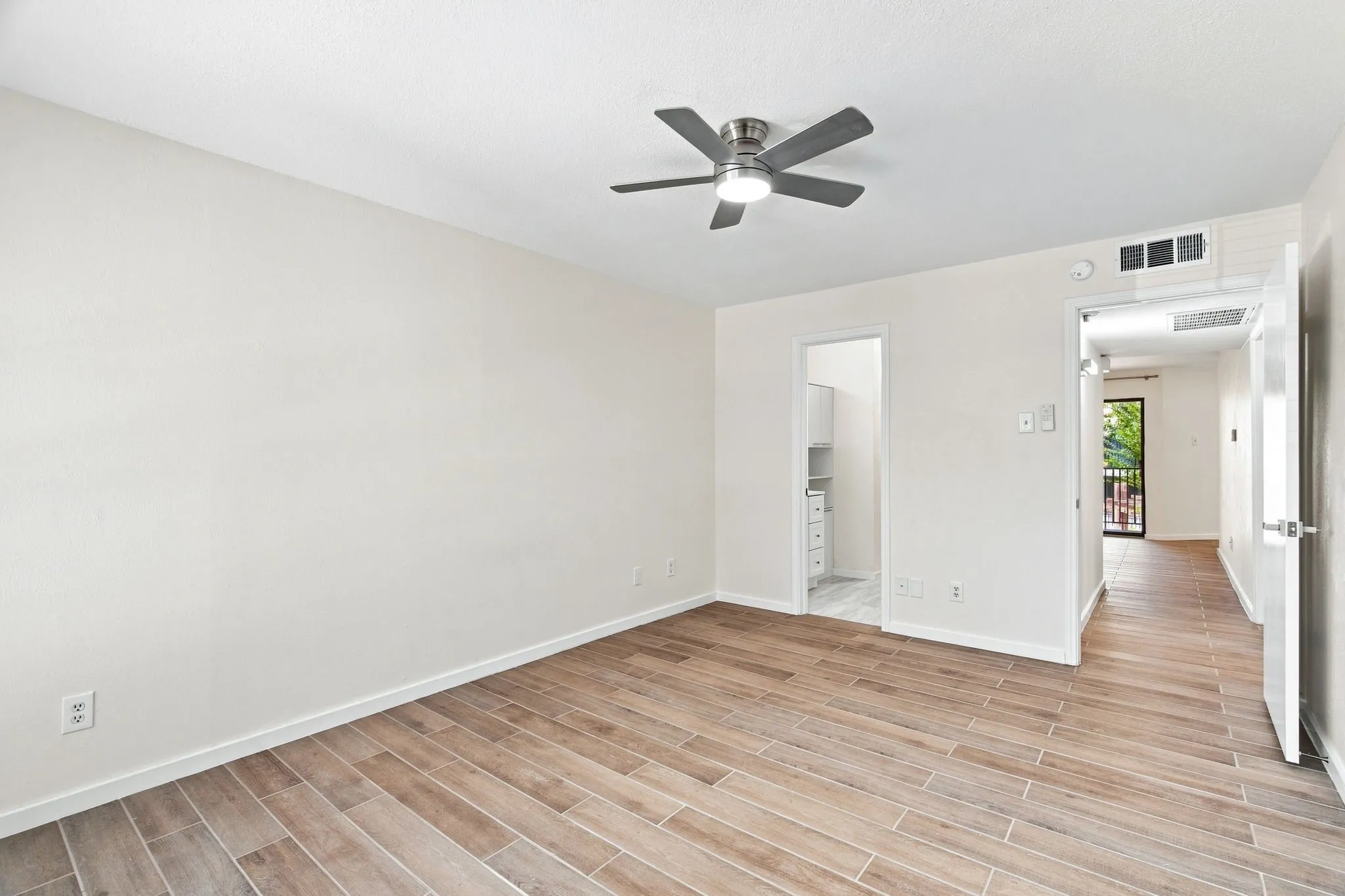 Condominium For Rent in Dallas County , 15151 Berry Trail 910, Dallas, Texas 75248, 2 Bedroom, 3 Bathroom, Garage spaces, 966 Sqft, built in 1980, mls#21372021, Real Estate Agent in Dallas, Homes For Rent in Dallas county, Homes For Rent in Dallas, Realtor in Dallas Texas, Real Estate Brokerage Independent Realty Texas, Luminita Cordes Realtor