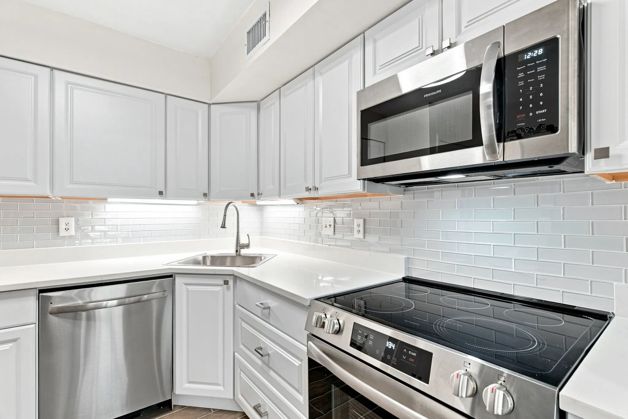 Condominium For Rent in Dallas County , 15151 Berry Trail 910, Dallas, Texas 75248, 2 Bedroom, 3 Bathroom, Garage spaces, 966 Sqft, built in 1980, mls#21372021, Real Estate Agent in Dallas, Homes For Rent in Dallas county, Homes For Rent in Dallas, Realtor in Dallas Texas, Real Estate Brokerage Independent Realty Texas, Luminita Cordes Realtor