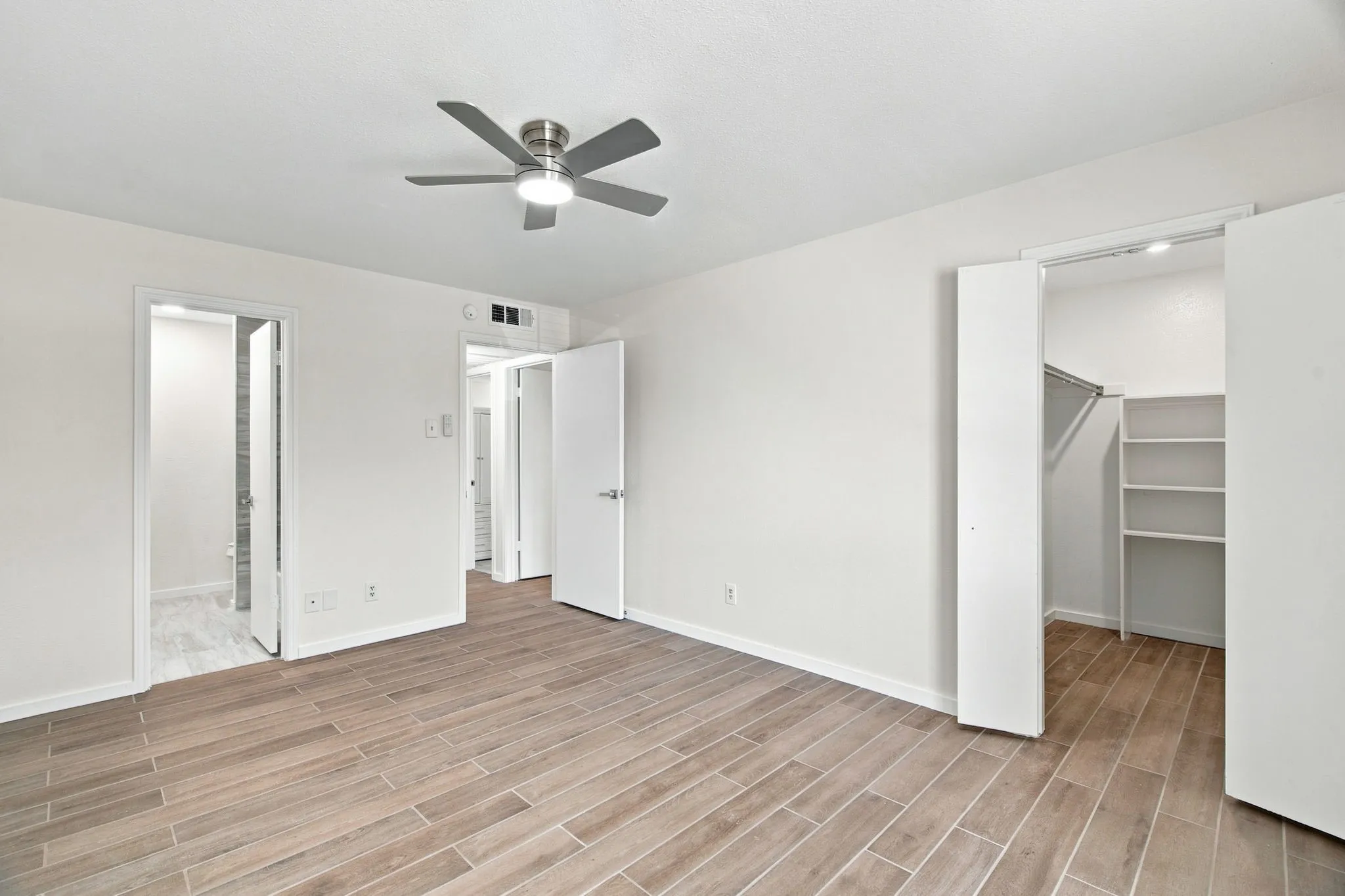 Condominium For Rent in Dallas County , 15151 Berry Trail 910, Dallas, Texas 75248, 2 Bedroom, 3 Bathroom, Garage spaces, 966 Sqft, built in 1980, mls#21372021, Real Estate Agent in Dallas, Homes For Rent in Dallas county, Homes For Rent in Dallas, Realtor in Dallas Texas, Real Estate Brokerage Independent Realty Texas, Luminita Cordes Realtor