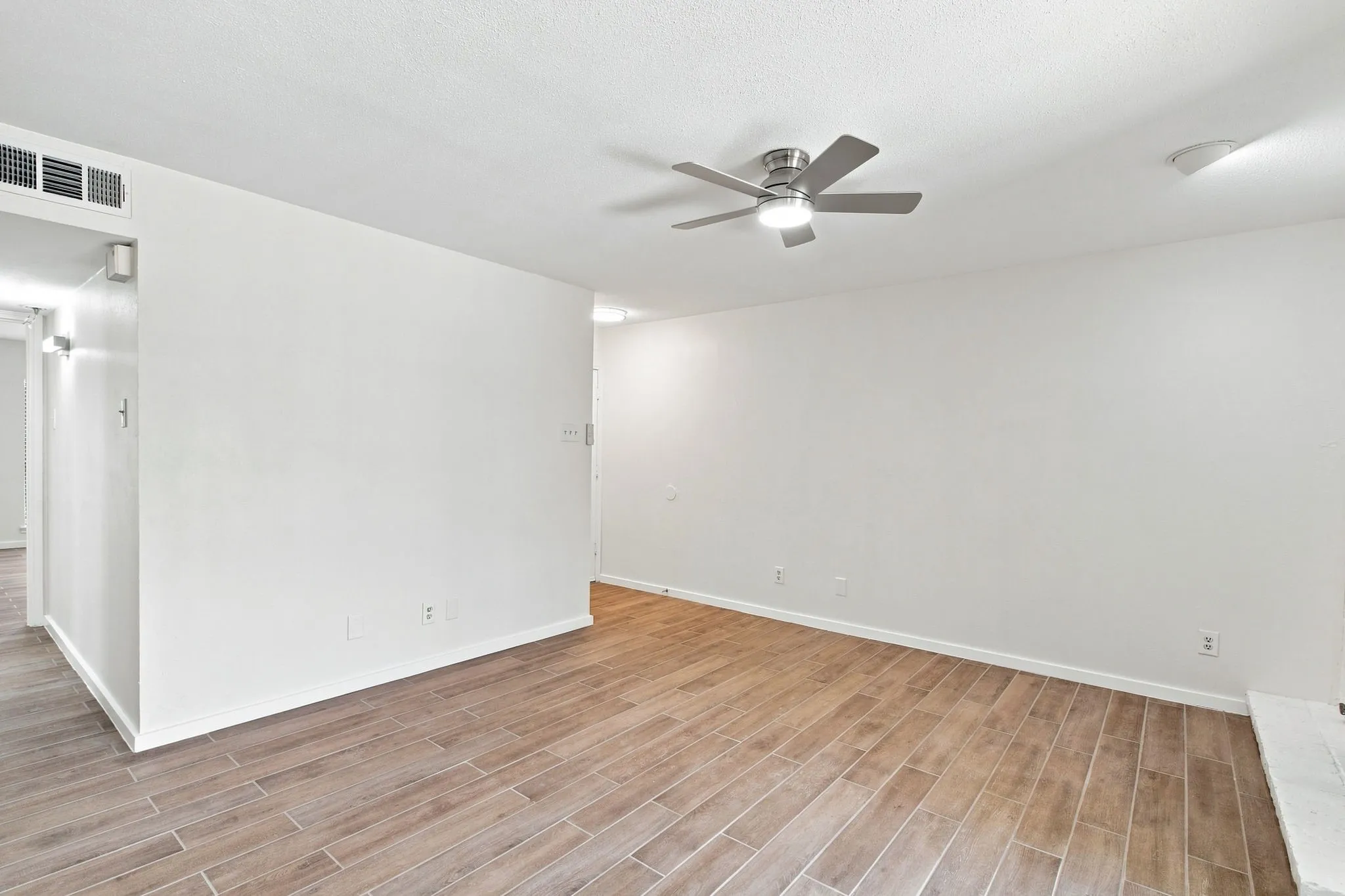 Condominium For Rent in Dallas County , 15151 Berry Trail 910, Dallas, Texas 75248, 2 Bedroom, 3 Bathroom, Garage spaces, 966 Sqft, built in 1980, mls#21372021, Real Estate Agent in Dallas, Homes For Rent in Dallas county, Homes For Rent in Dallas, Realtor in Dallas Texas, Real Estate Brokerage Independent Realty Texas, Luminita Cordes Realtor