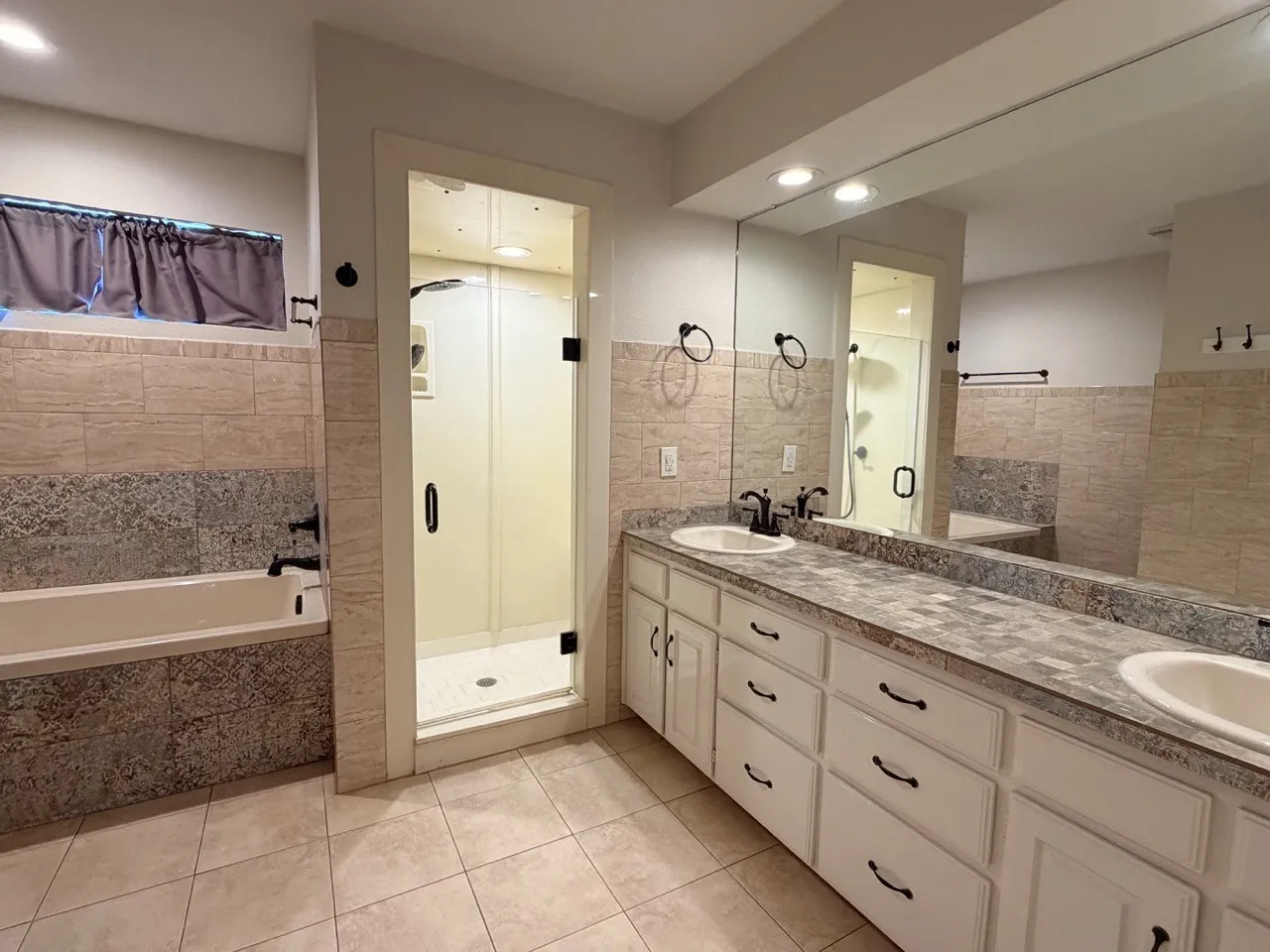 Townhouse For Rent in Tarrant County , 2024 N Saint Andrews Court, Arlington, Texas 76011, 3 Bedroom, 2 Bathroom, 2 Garage spaces, 2,359 Sqft, built in 1985, mls#21372964, Real Estate Agent in Arlington, Homes For Rent in Tarrant county, Homes For Rent in Arlington, Realtor in Arlington Texas, Real Estate Brokerage Independent Realty Texas, Luminita Cordes Realtor