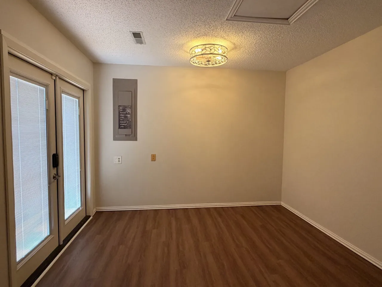 Townhouse For Rent in Tarrant County , 2024 N Saint Andrews Court, Arlington, Texas 76011, 3 Bedroom, 2 Bathroom, 2 Garage spaces, 2,359 Sqft, built in 1985, mls#21372964, Real Estate Agent in Arlington, Homes For Rent in Tarrant county, Homes For Rent in Arlington, Realtor in Arlington Texas, Real Estate Brokerage Independent Realty Texas, Luminita Cordes Realtor